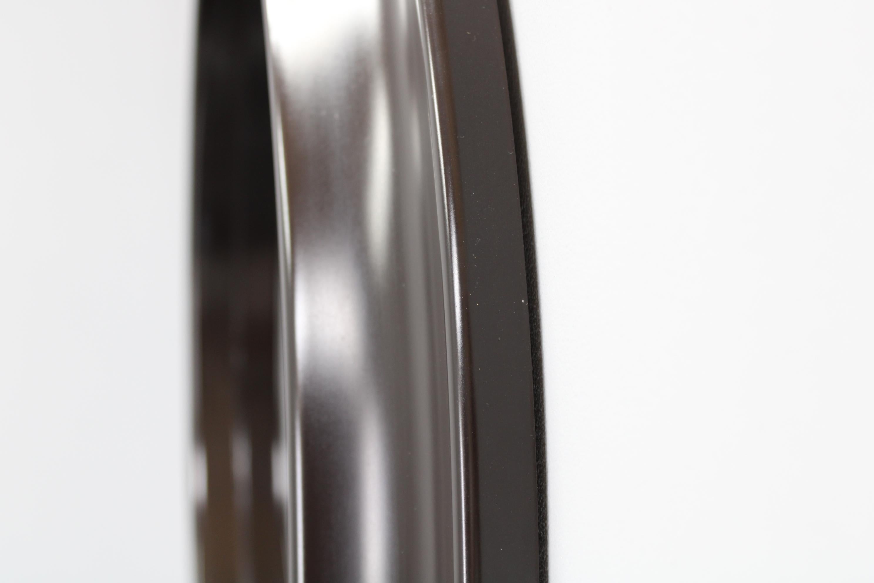 Specchio rotondo italiano degli anni '70 con cornice in plastica marrone scuro in vendita 2