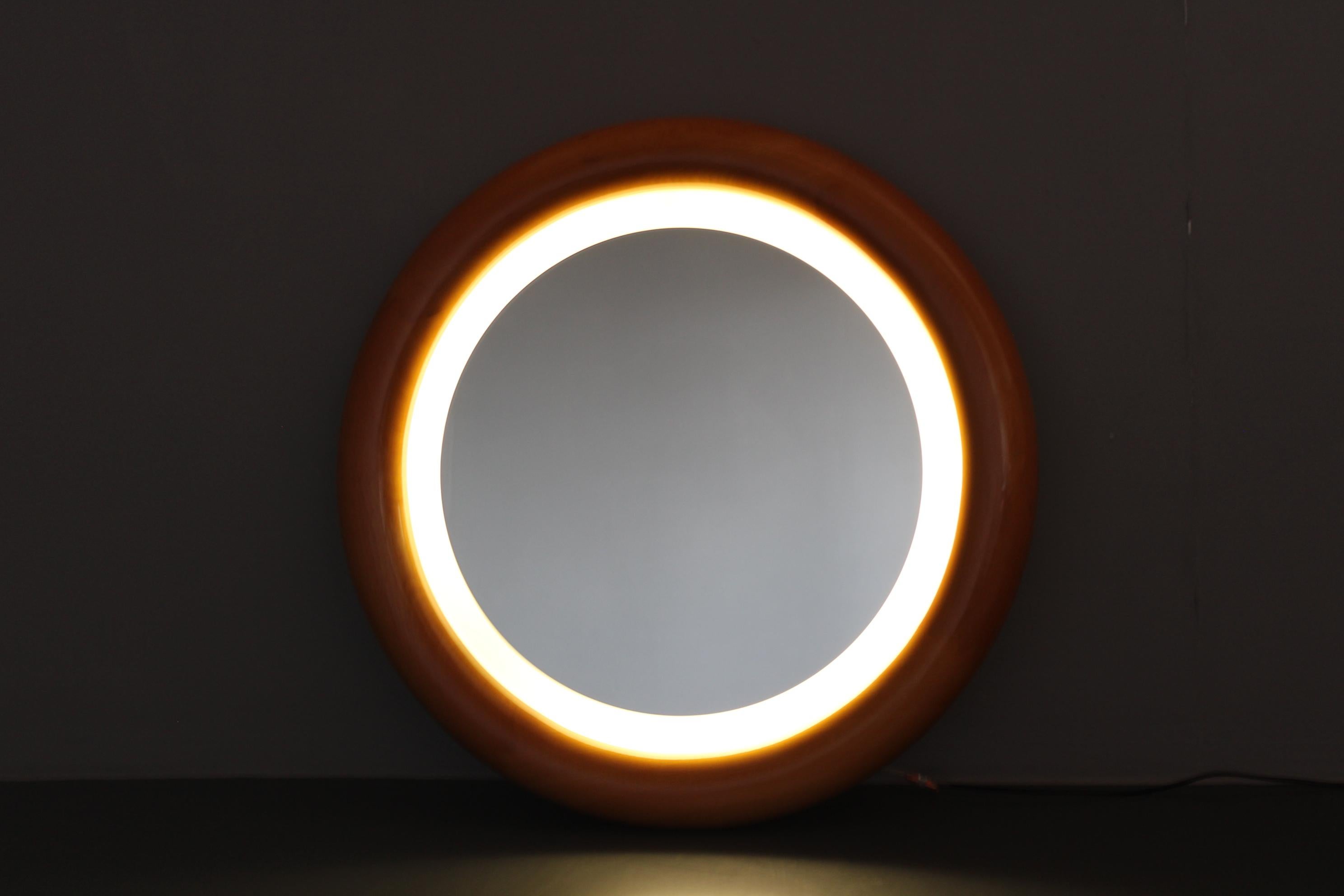 Specchio rotondo italiano degli anni '70 con cornice in legno e luce in vendita 4