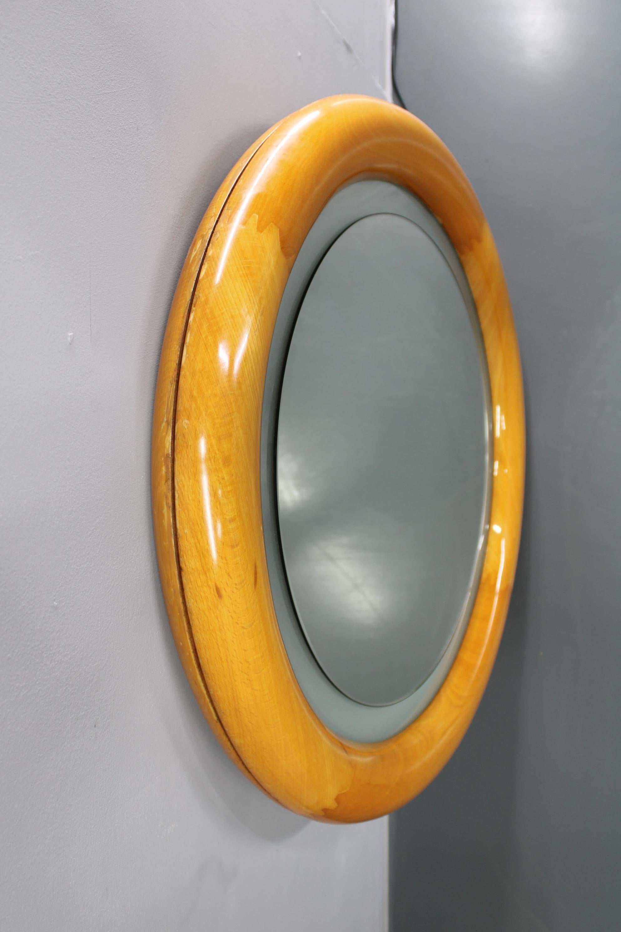 Italiano Specchio rotondo italiano degli anni '70 con cornice in legno e luce in vendita