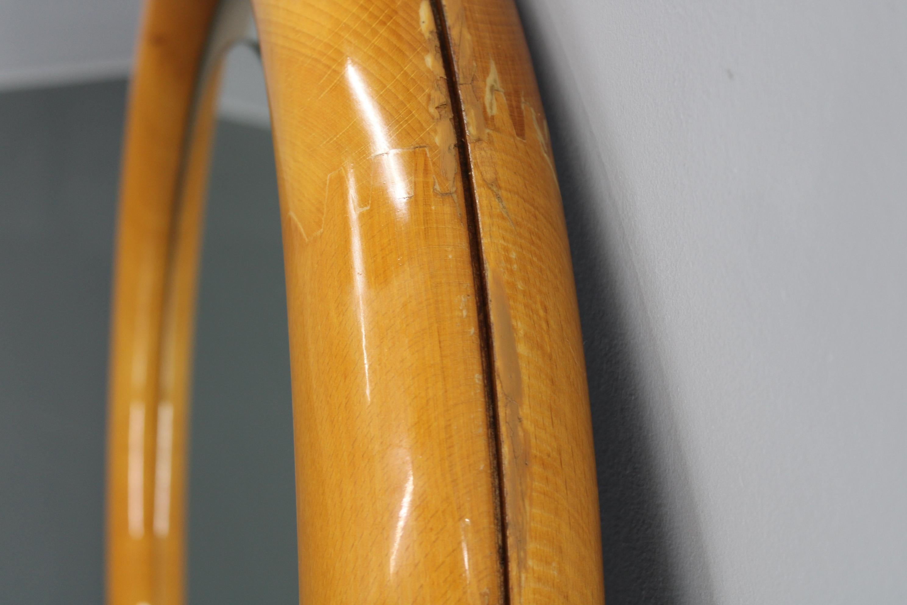 Specchio rotondo italiano degli anni '70 con cornice in legno e luce In condizioni buone in vendita a Praha, CZ