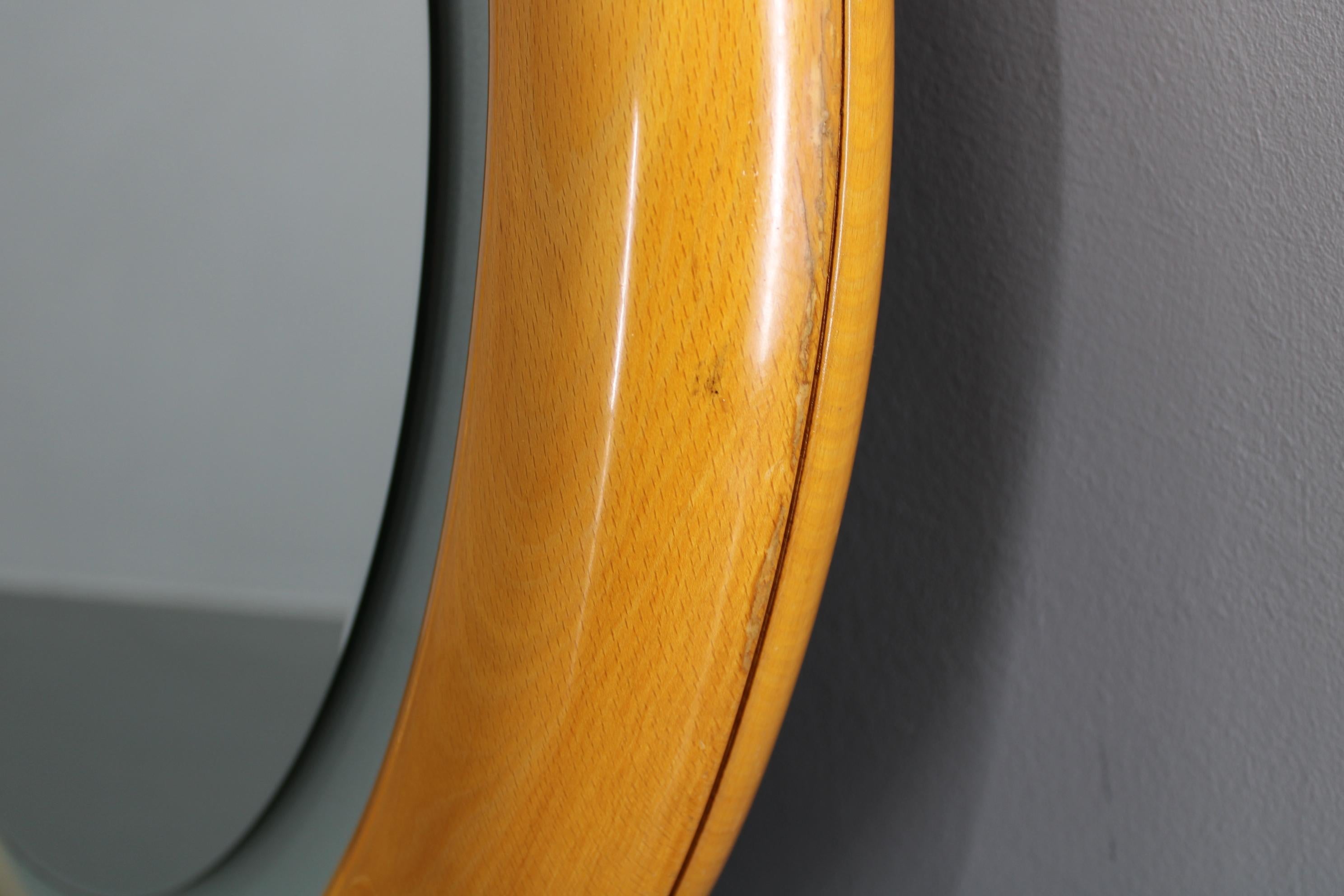 XX secolo Specchio rotondo italiano degli anni '70 con cornice in legno e luce in vendita