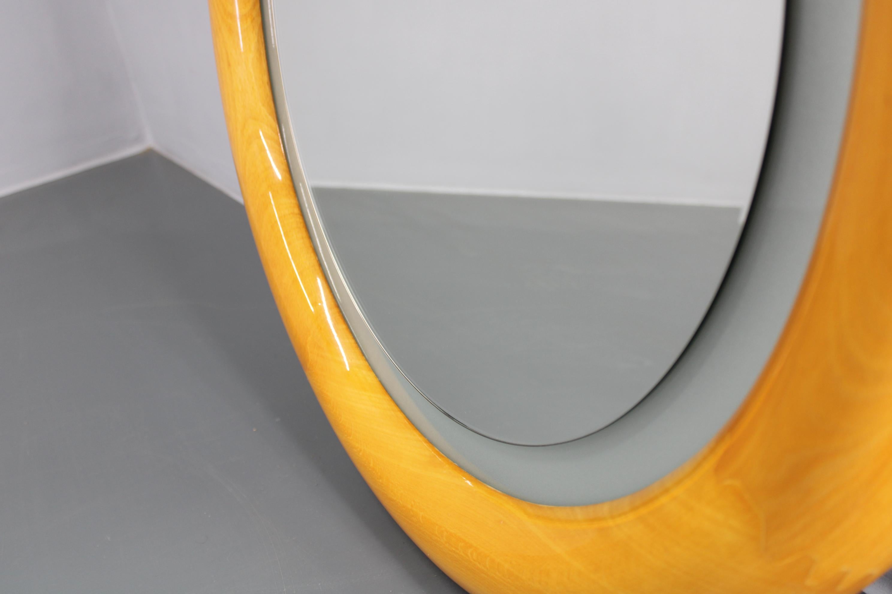 Specchio rotondo italiano degli anni '70 con cornice in legno e luce in vendita 1