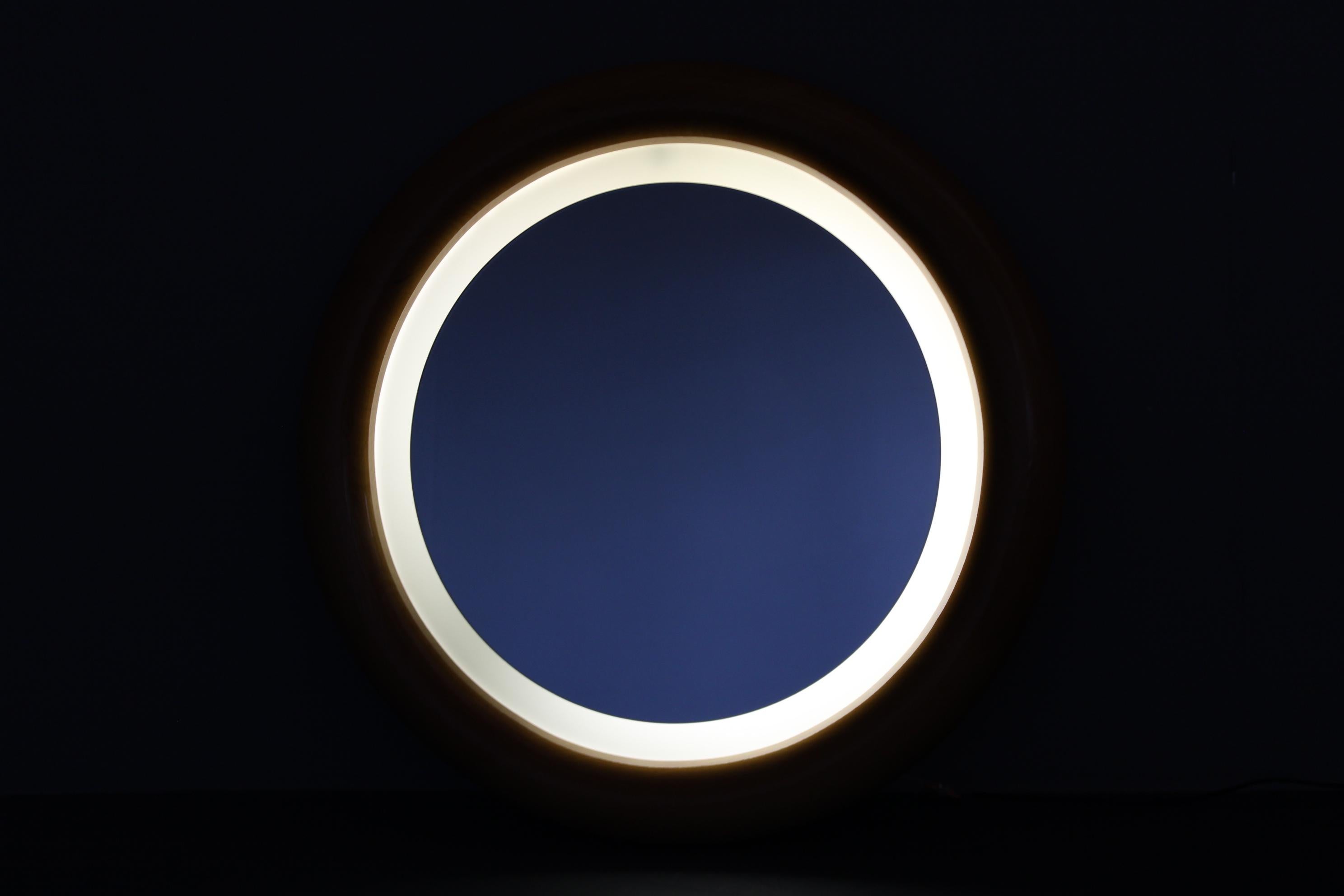 Specchio rotondo italiano degli anni '70 con cornice in legno e luce in vendita 3