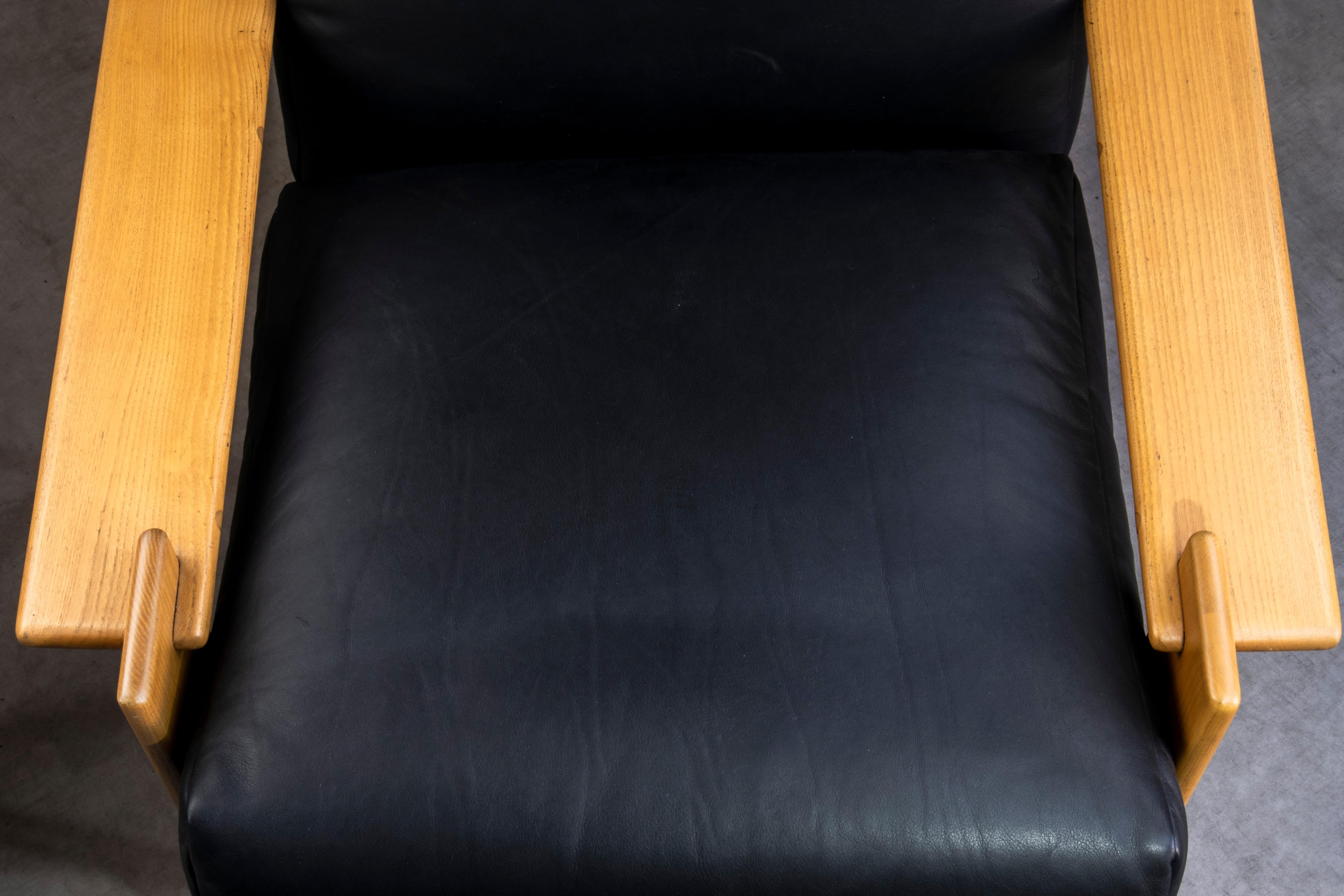 1970 Italian Scarpa Style Lounge Armchair Wood & Black Leather, Restored en vente 3