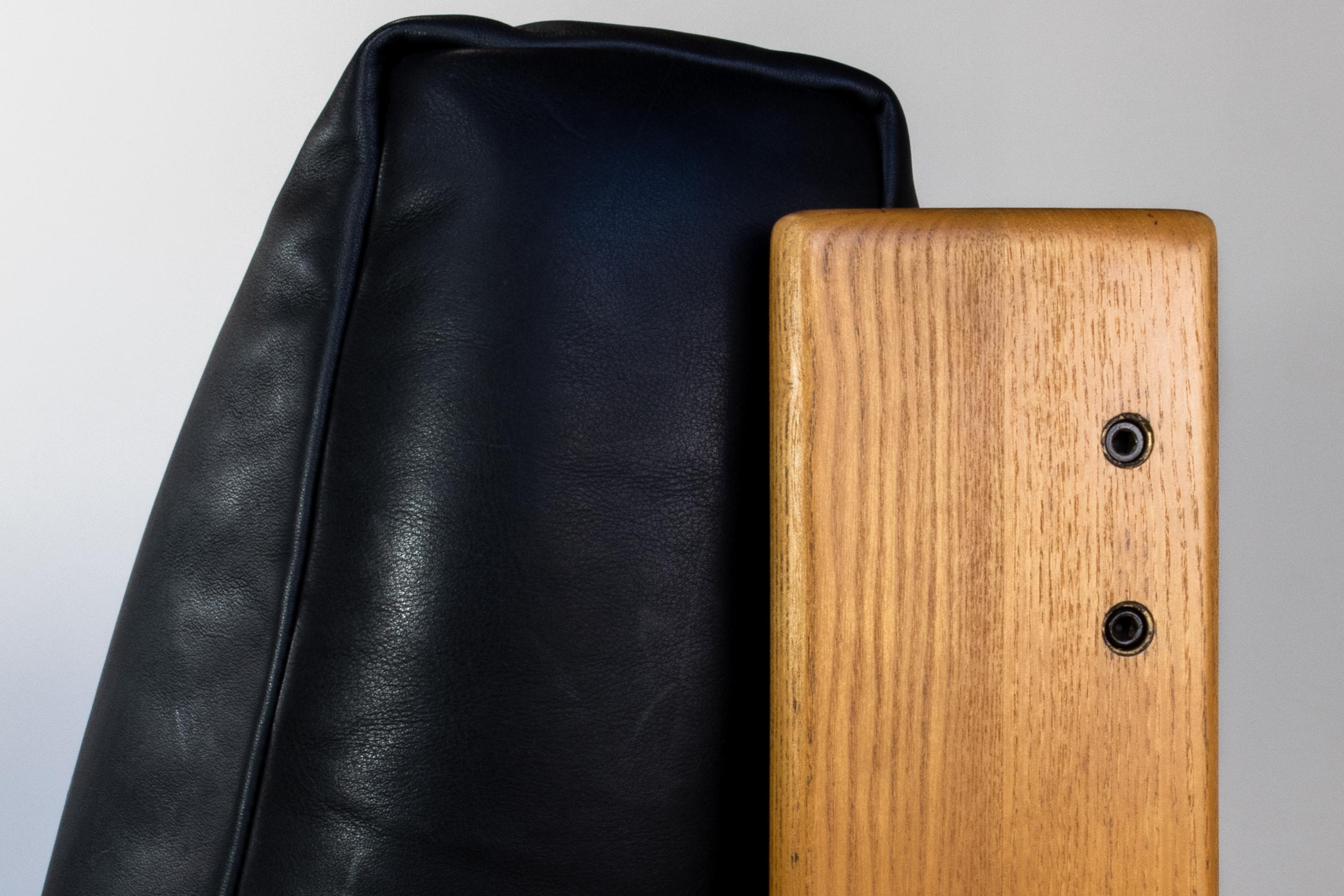 1970 Italian Scarpa Style Lounge Armchair Wood & Black Leather, Restored en vente 5