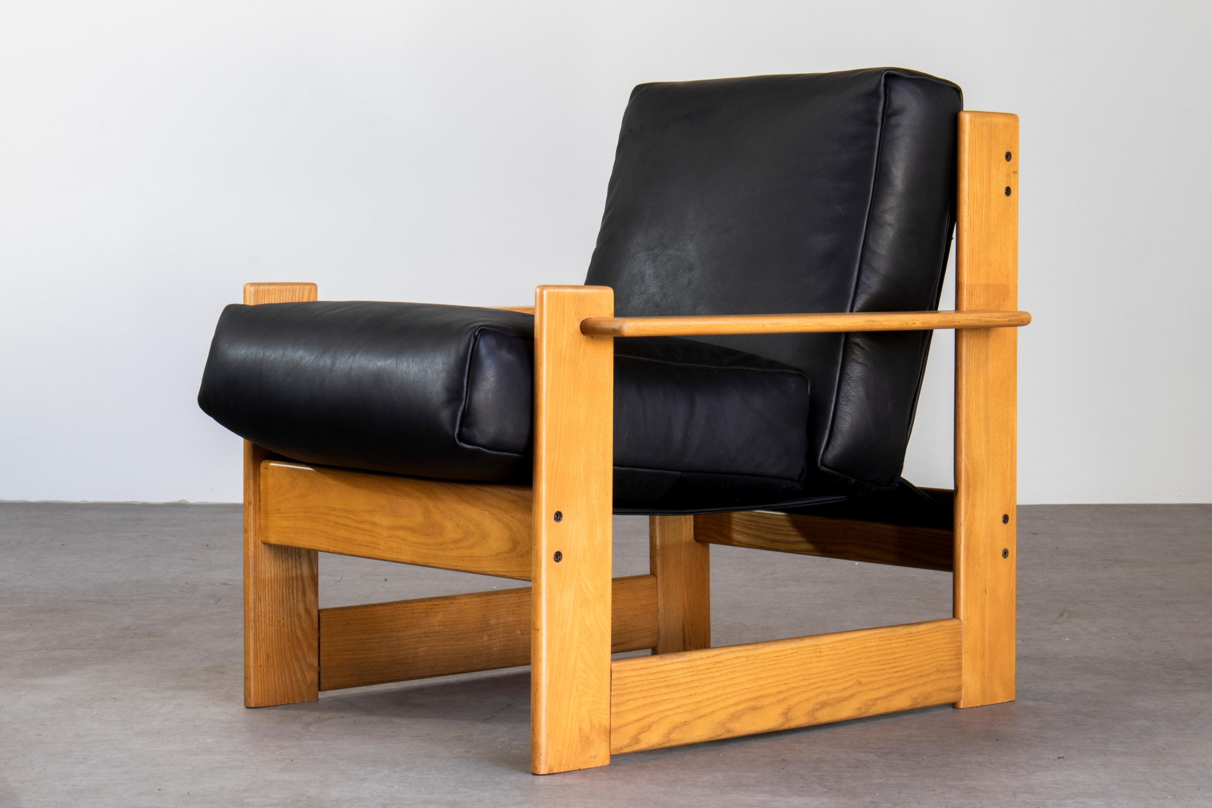 Superbe fauteuil / chaise longue italienne du milieu du siècle dernier des années 1970 en bois de frêne et en cuir tanné végétal à pores ouverts noir. L'élégante géométrie quadratique, le choix des matériaux et des couleurs de haute qualité ainsi