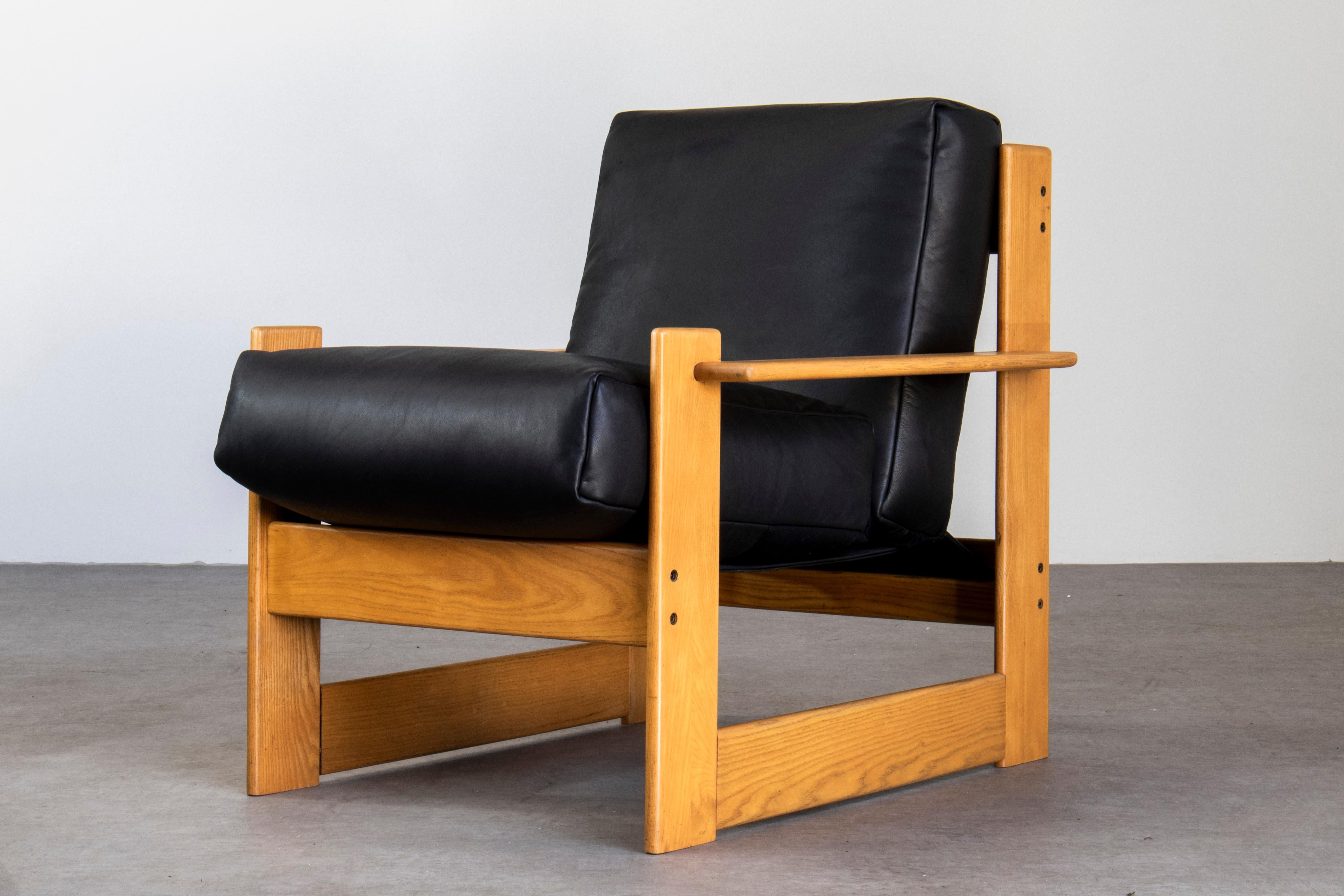 Mid-Century Modern 1970 Italian Scarpa Style Lounge Armchair Wood & Black Leather, Restored en vente