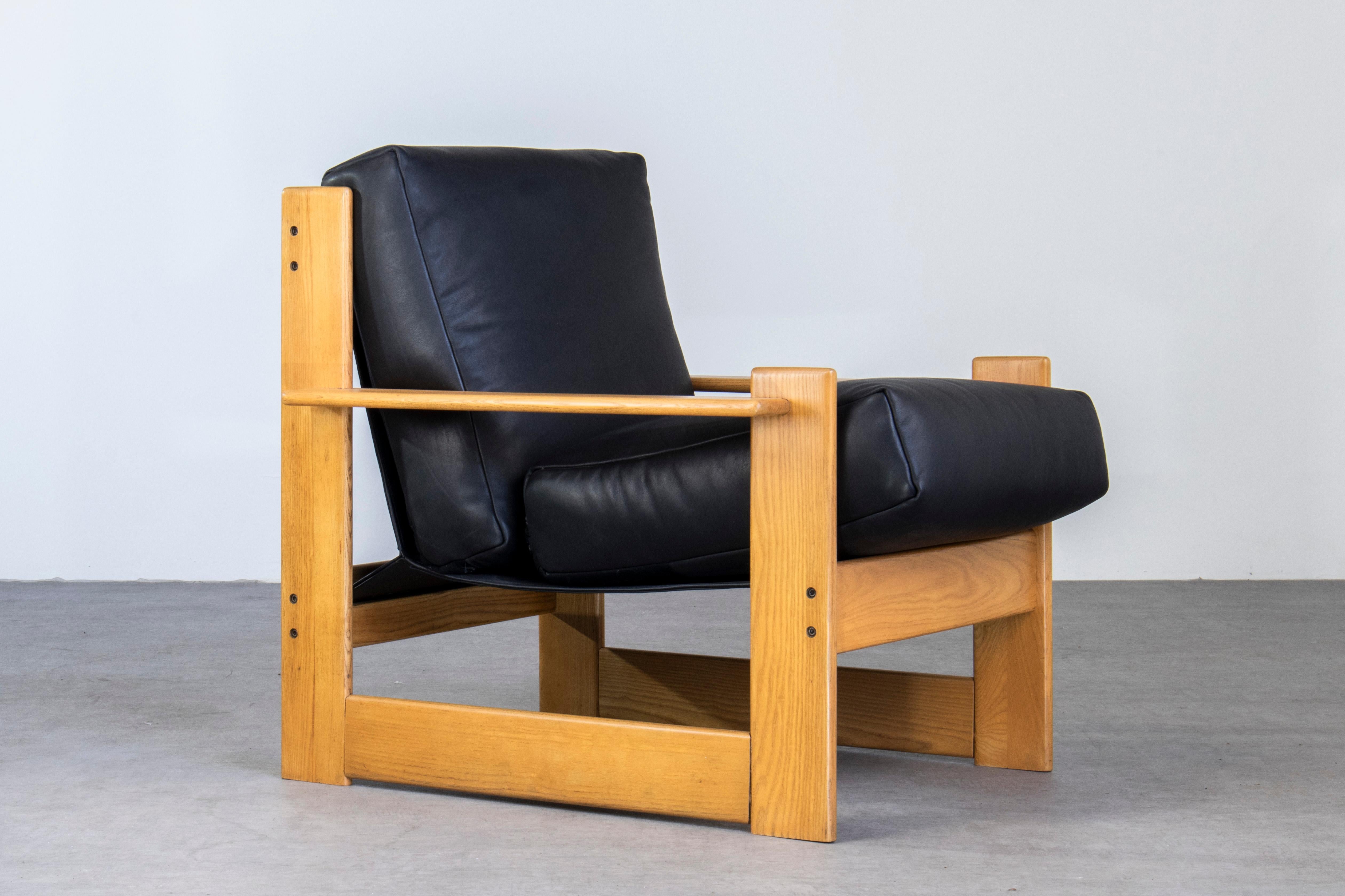 italien 1970 Italian Scarpa Style Lounge Armchair Wood & Black Leather, Restored en vente