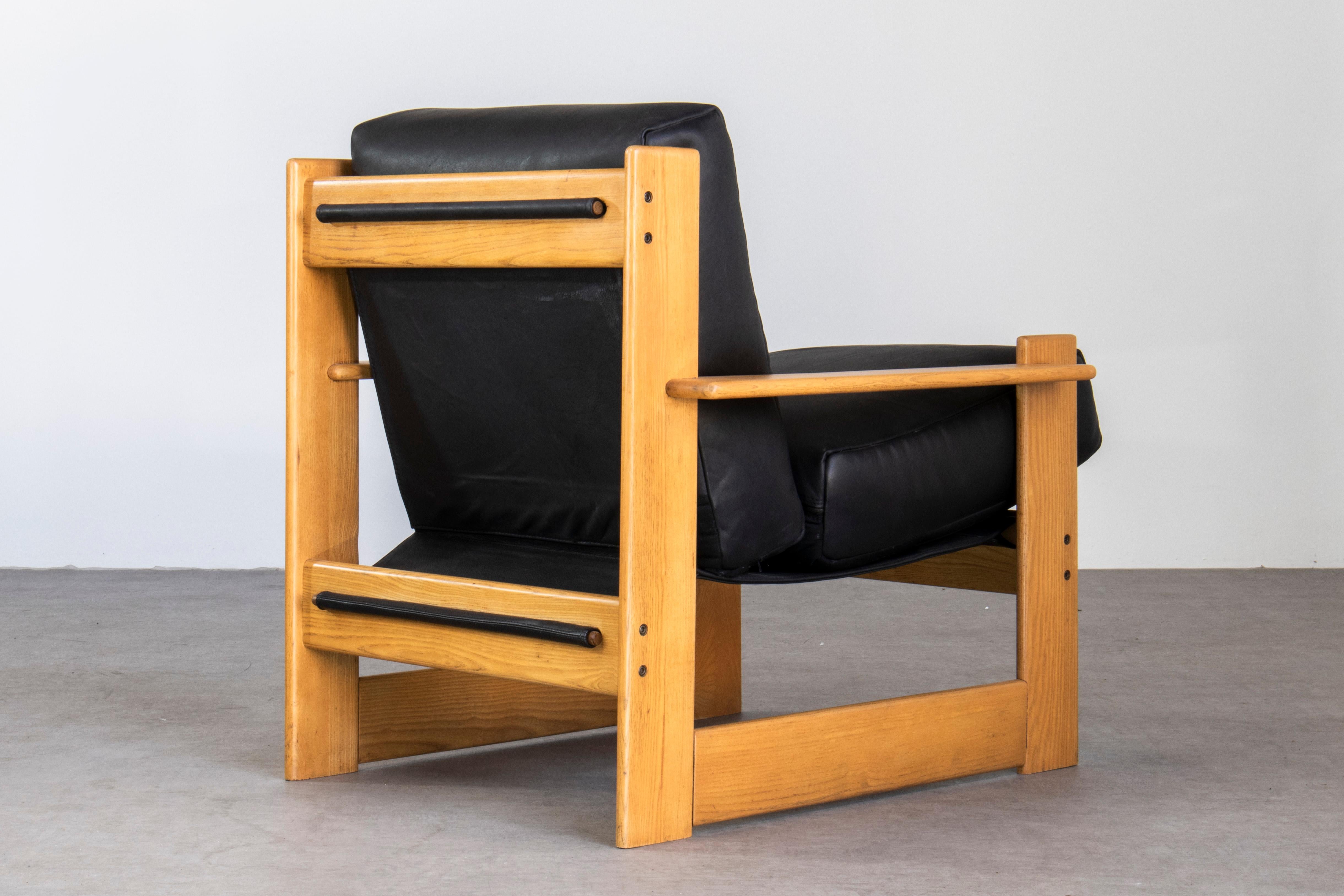 1970 Italian Scarpa Style Lounge Armchair Wood & Black Leather, Restored Bon état - En vente à Grand Cayman, KY