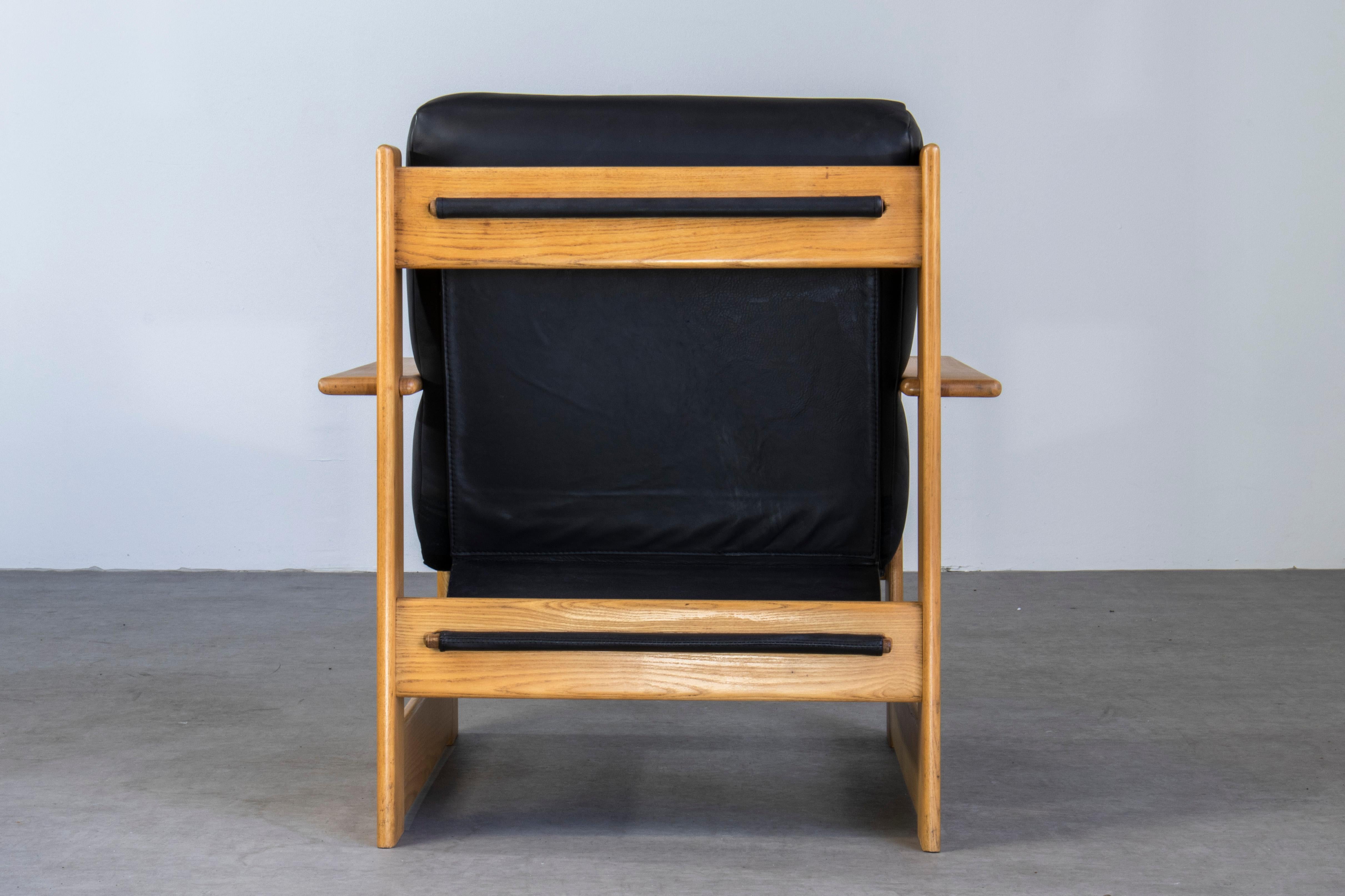 Fin du 20e siècle 1970 Italian Scarpa Style Lounge Armchair Wood & Black Leather, Restored en vente