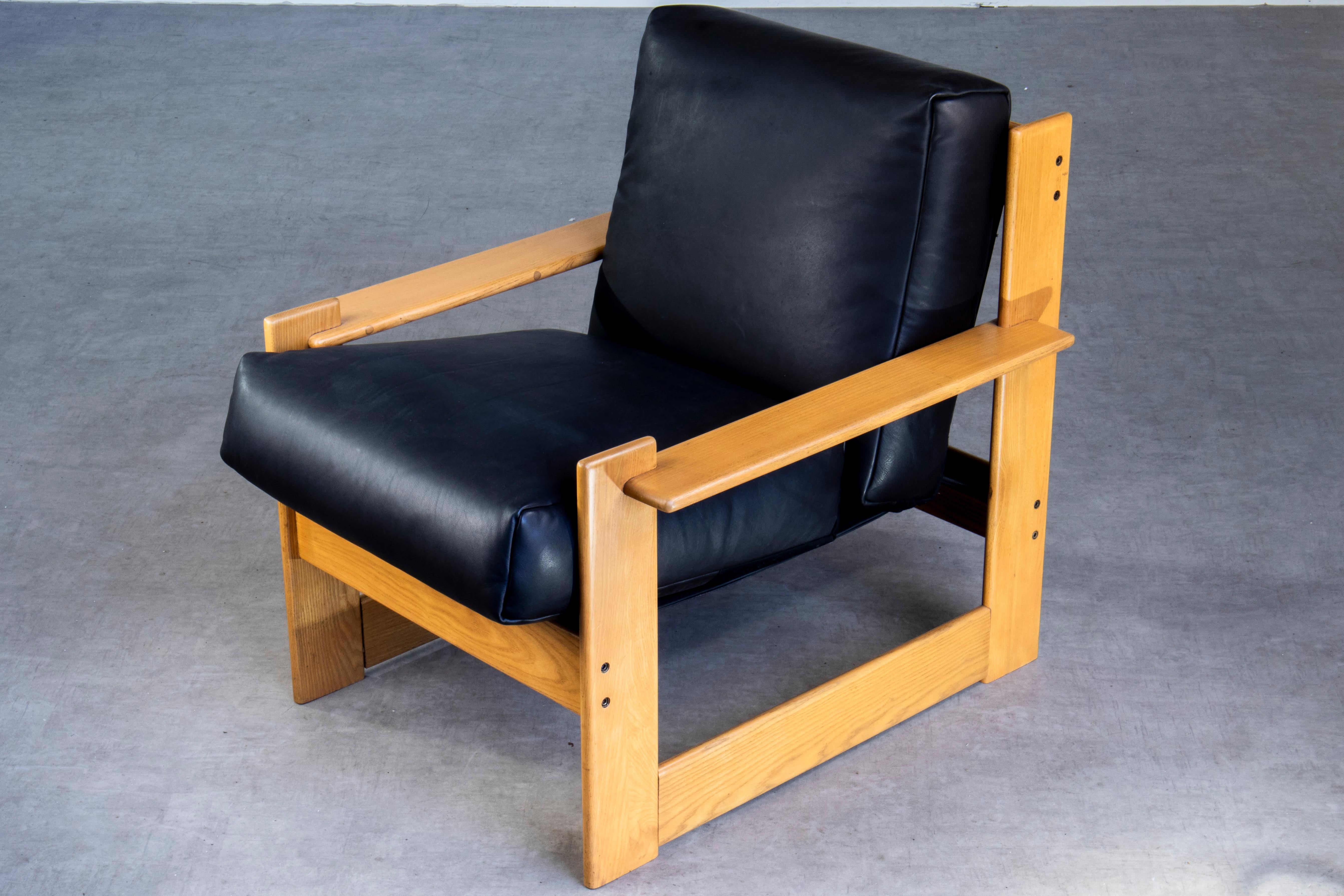 Bois 1970 Italian Scarpa Style Lounge Armchair Wood & Black Leather, Restored en vente