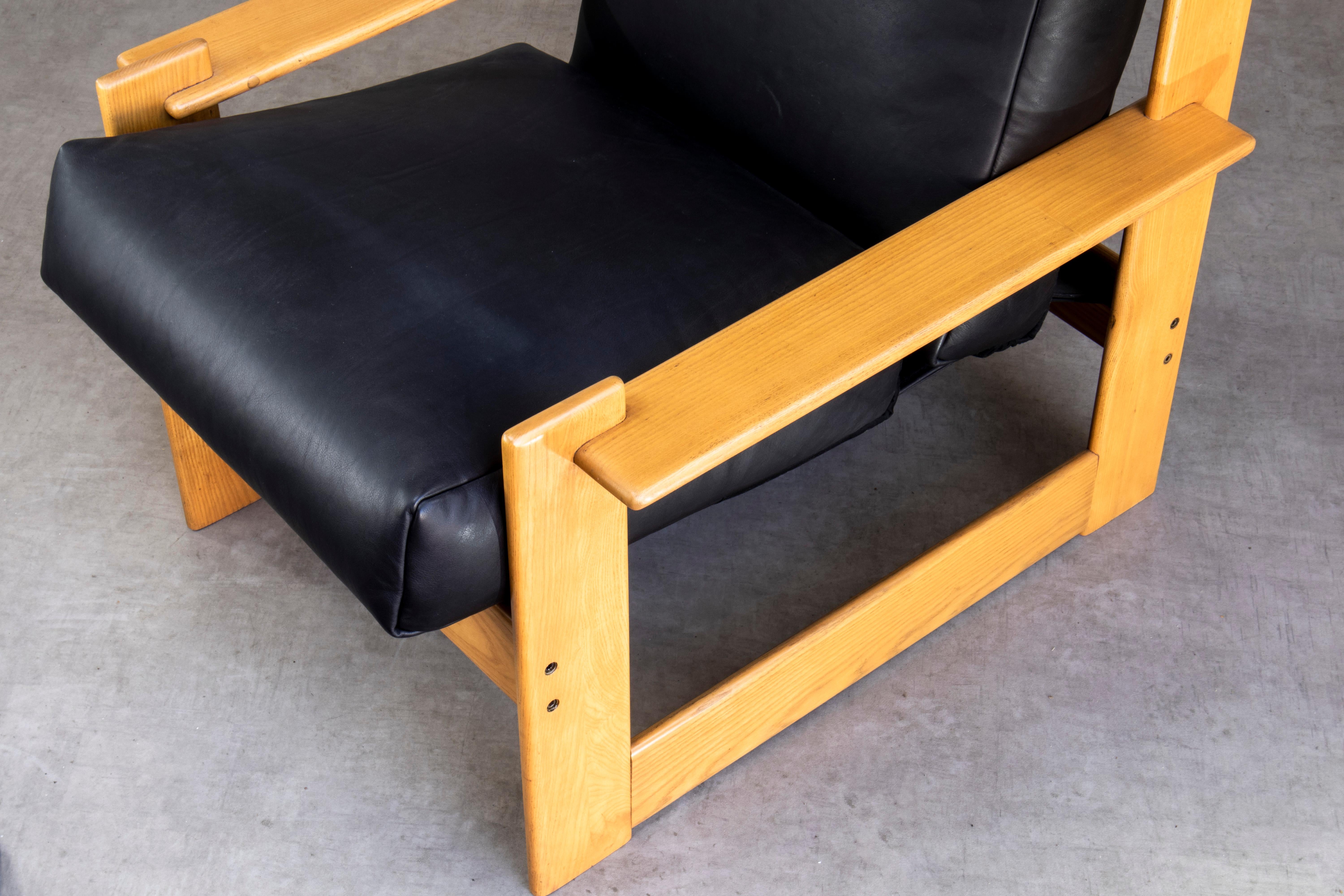 1970 Italian Scarpa Style Lounge Armchair Wood & Black Leather, Restored en vente 1