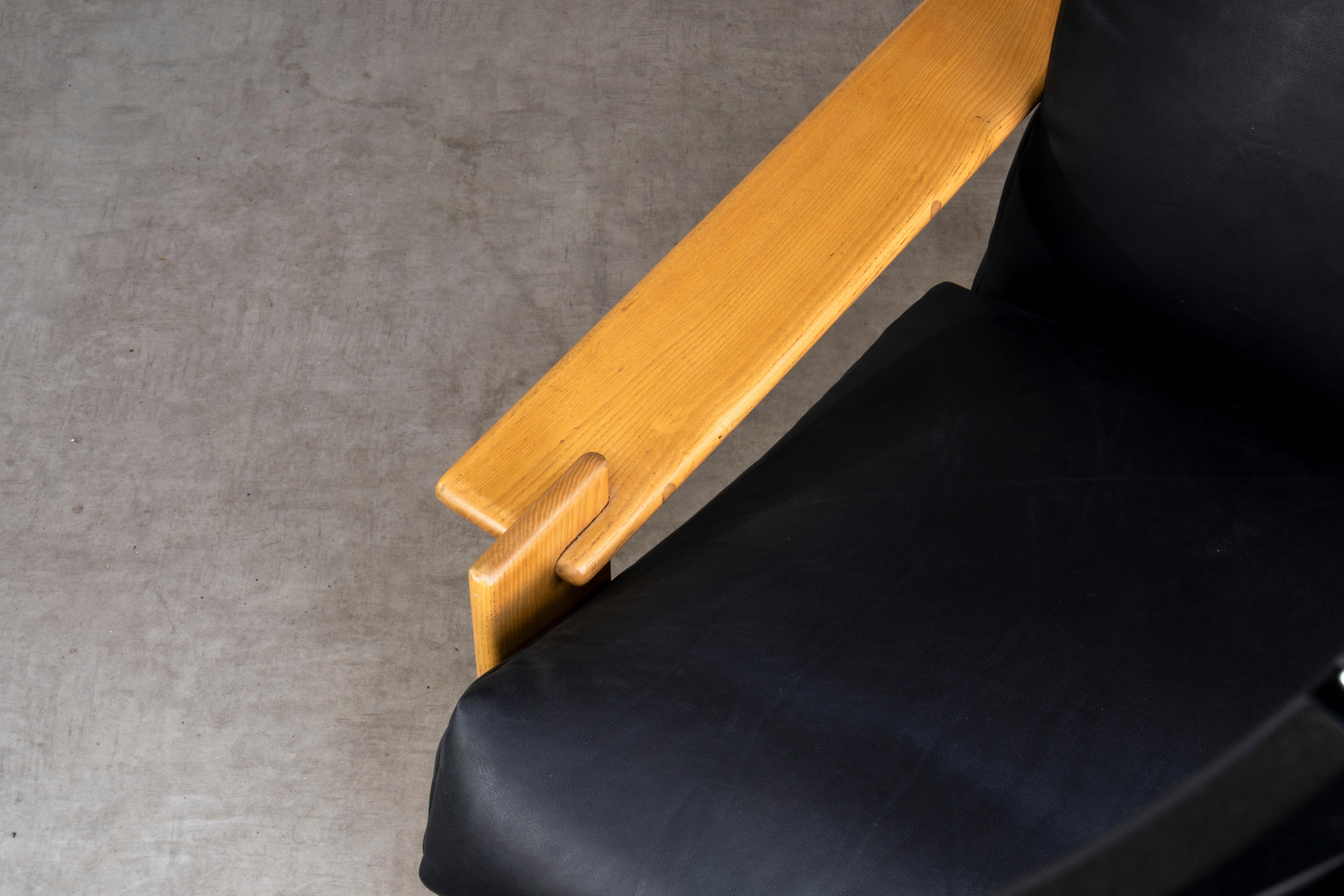 1970 Italian Scarpa Style Lounge Armchair Wood & Black Leather, Restored en vente 2