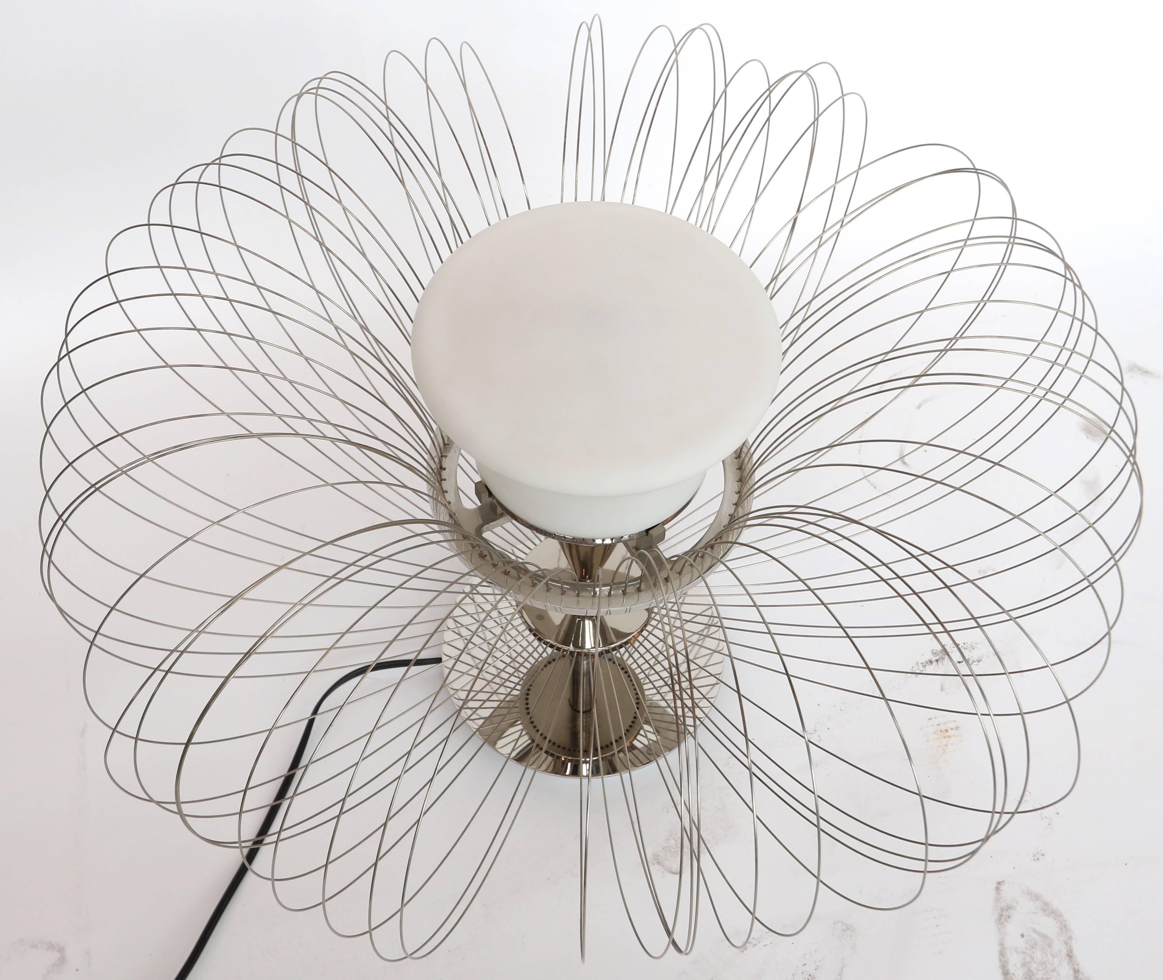 Mid-Century Modern Lampe de table italienne sculpturale à fleurs métalliques des années 1970 de Luminara en vente
