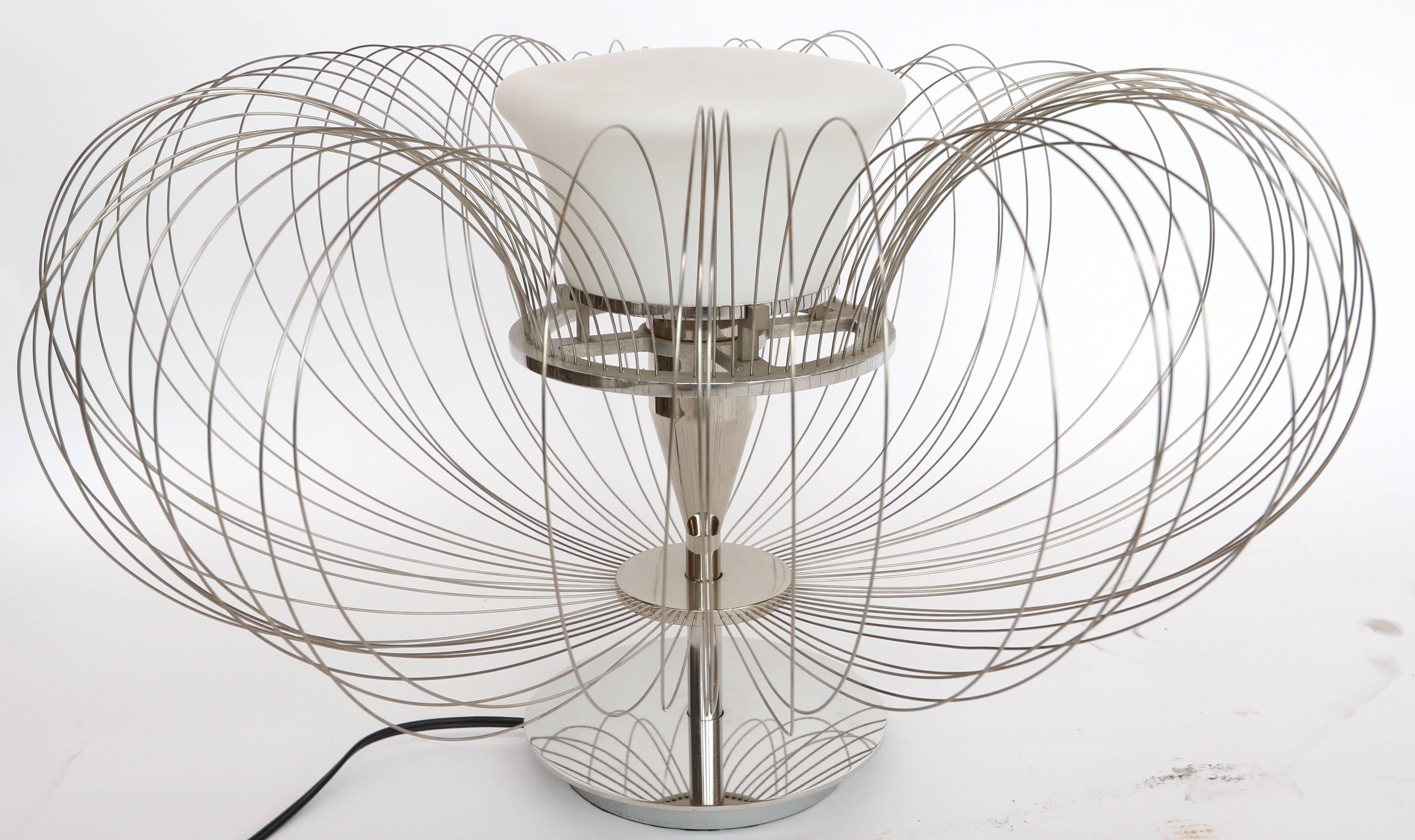 Lampe de table italienne sculpturale à fleurs métalliques des années 1970 de Luminara Bon état - En vente à Los Angeles, CA
