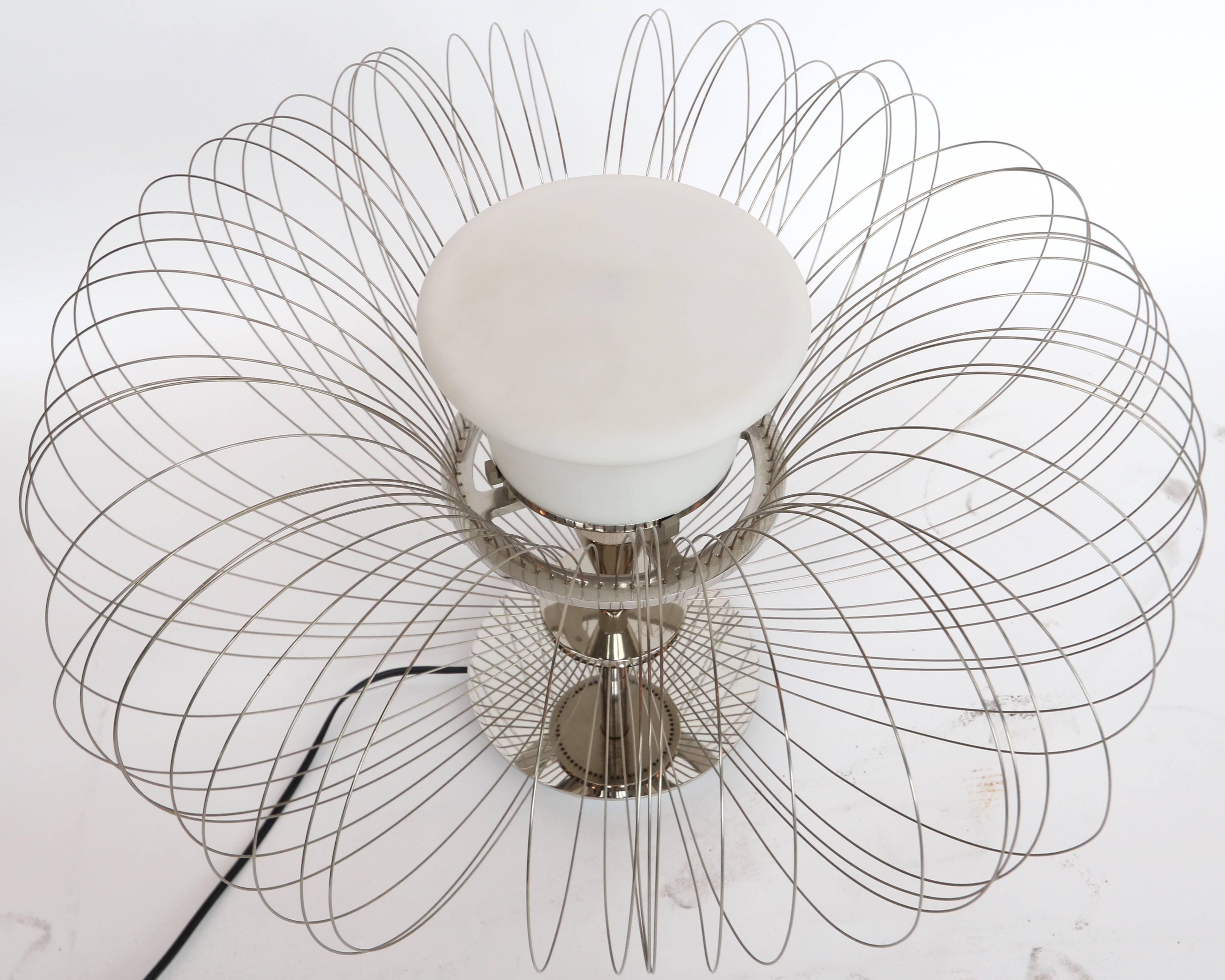 Verre Lampe de table italienne sculpturale à fleurs métalliques des années 1970 de Luminara en vente