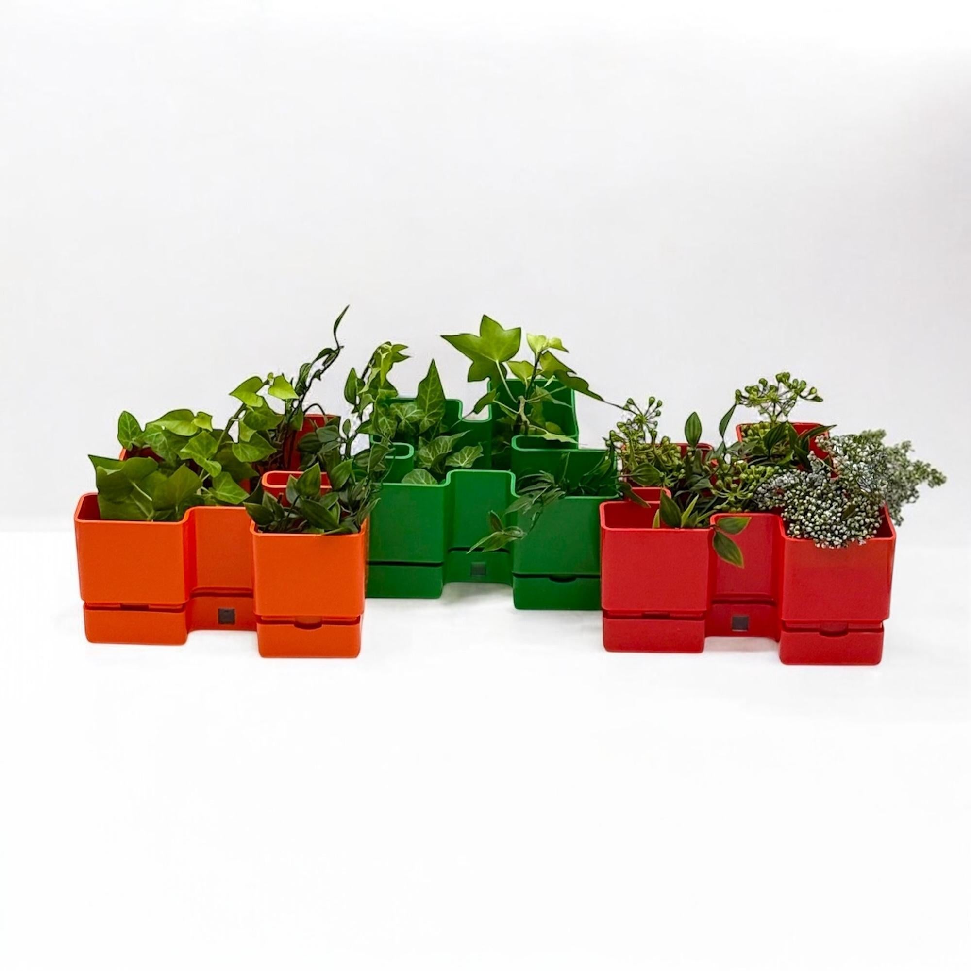 Aquí se ofrece un trío de jardineras modulares de plástico de la Italia de los años 70, un vibrante ejemplo del diseño moderno de mediados de siglo y de la era espacial. Fabricado en plástico resistente moldeado por inyección, el juego incluye tres
