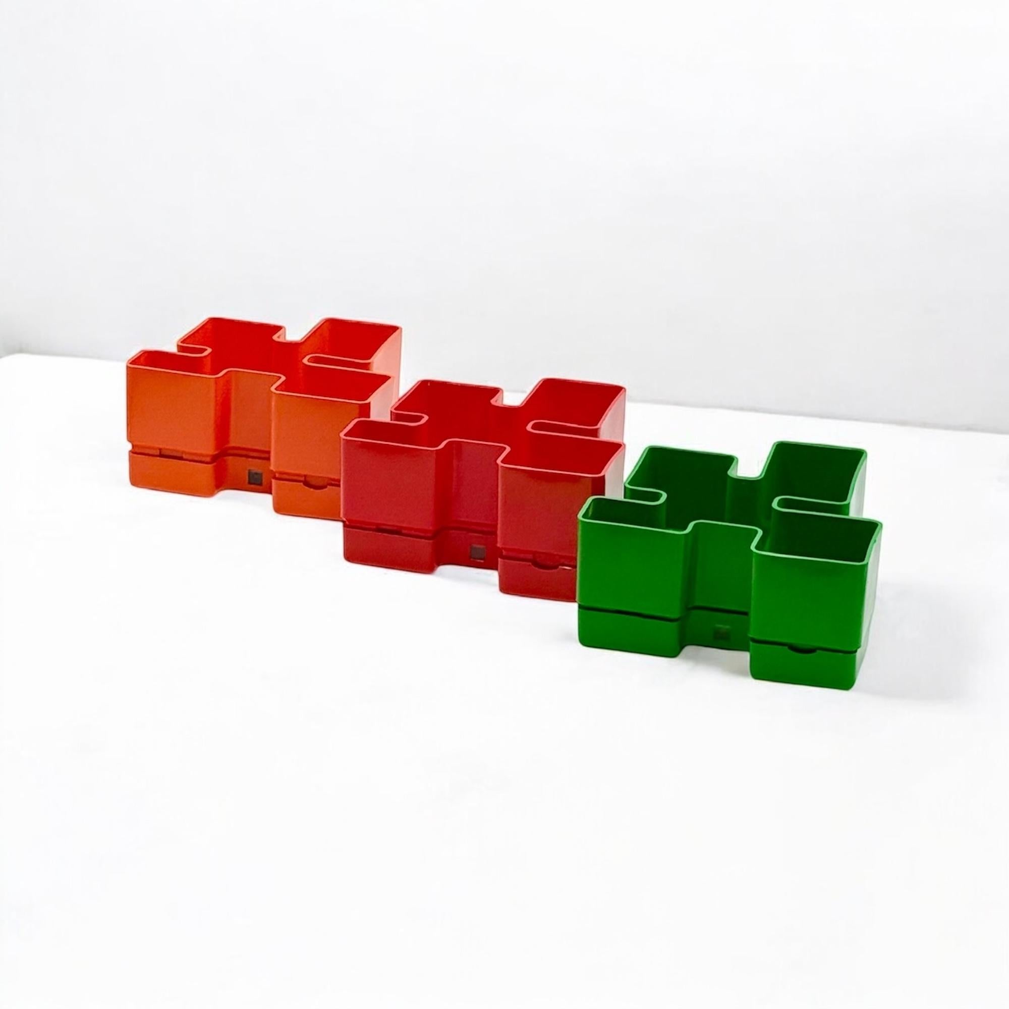 Trío escultórico italiano de macetas de plástico de los años 70, por Michael McCann para Vastill finales del siglo XX en venta