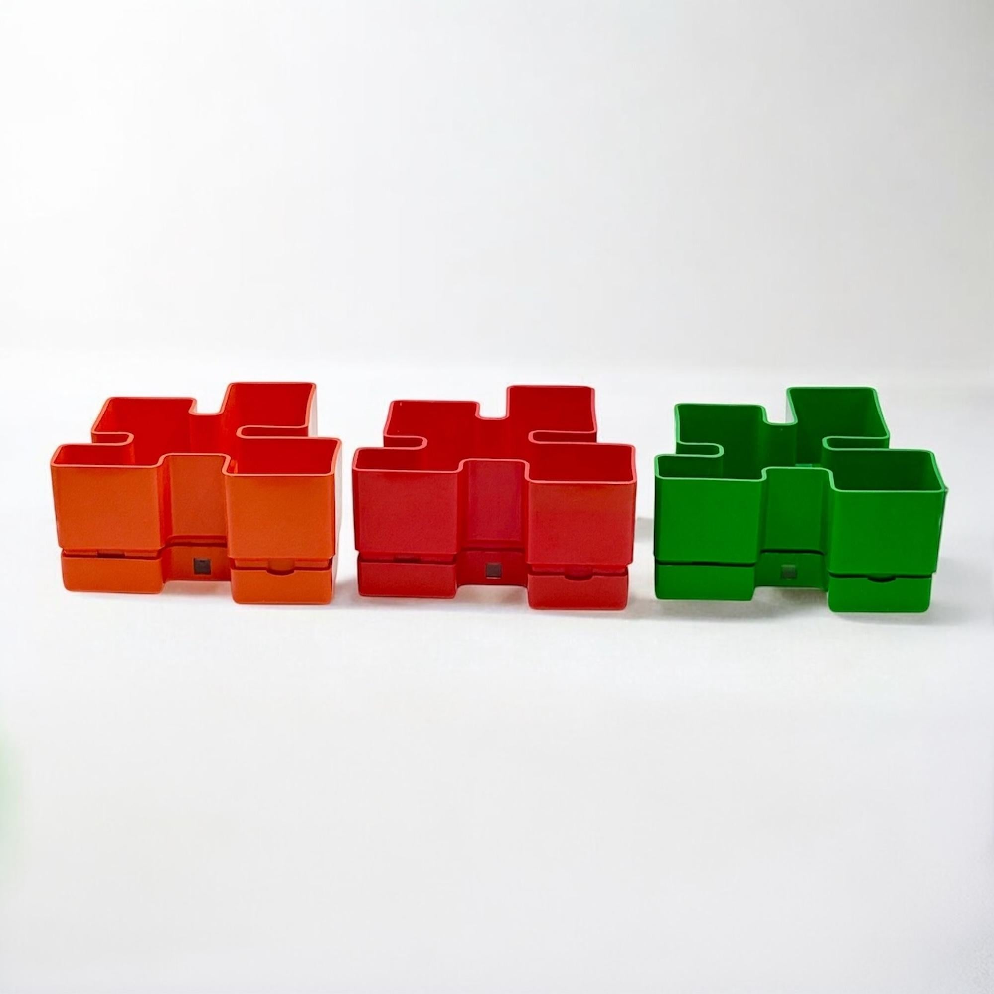 Trío escultórico italiano de macetas de plástico de los años 70, por Michael McCann para Vastill en venta 1