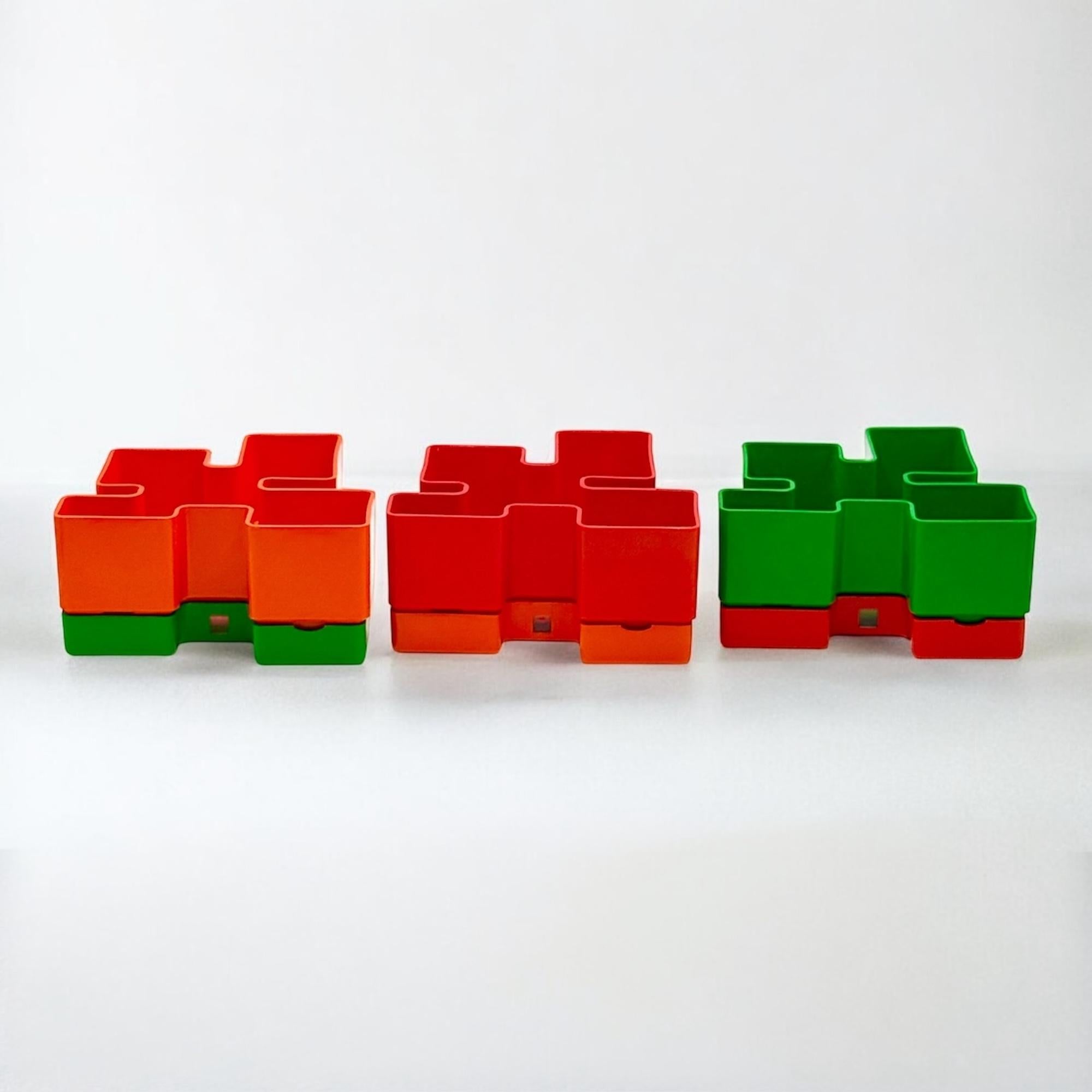 Trío escultórico italiano de macetas de plástico de los años 70, por Michael McCann para Vastill en venta 2