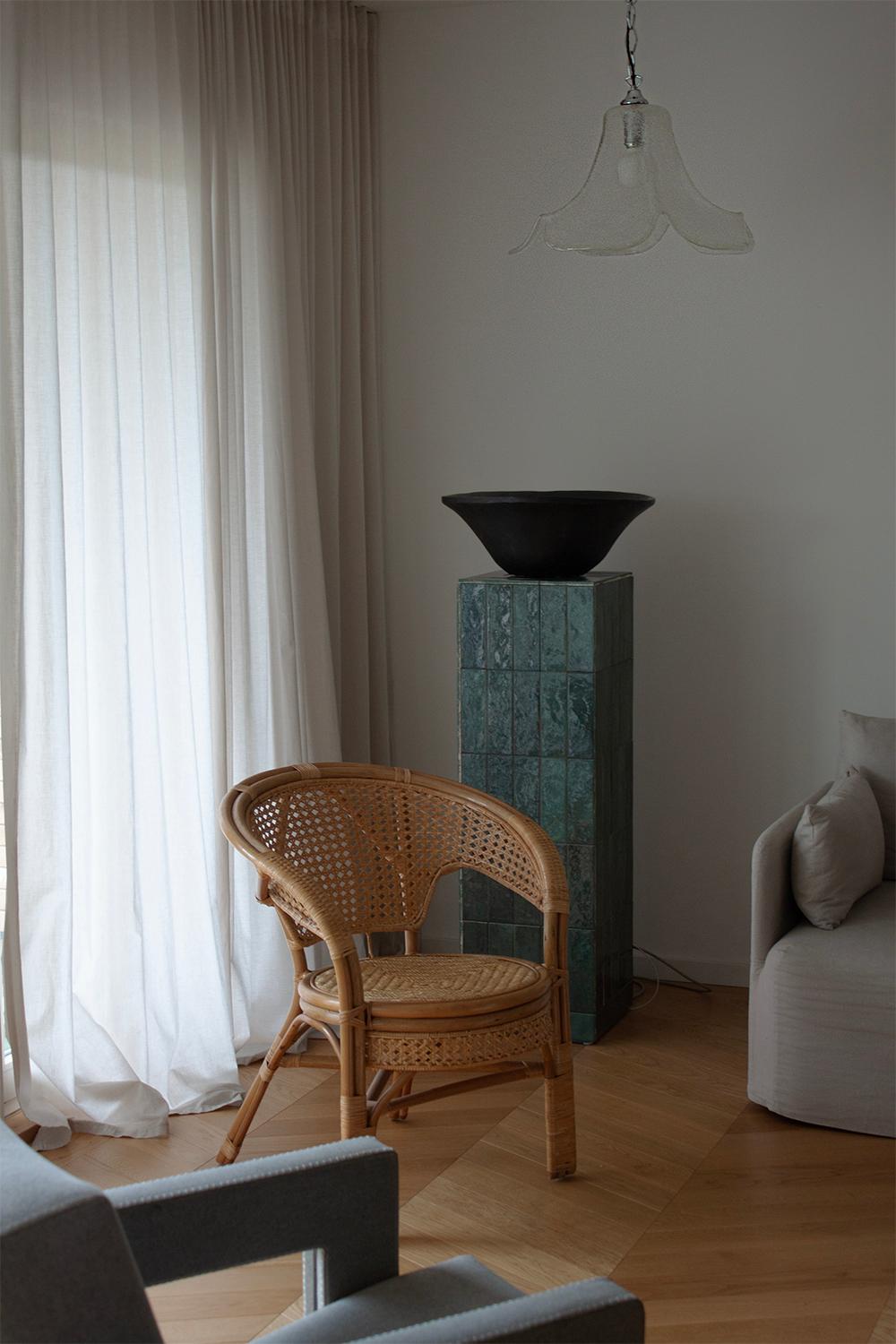 Magnifique et délicate chaise en bambou, osier et rotin datant d'environ 1970. Ce meuble unique a été fabriqué à la main et est composé de bambou et de rotin naturels. Ce fauteuil est une pièce vraiment spéciale. Construite sans vis ni clous, la