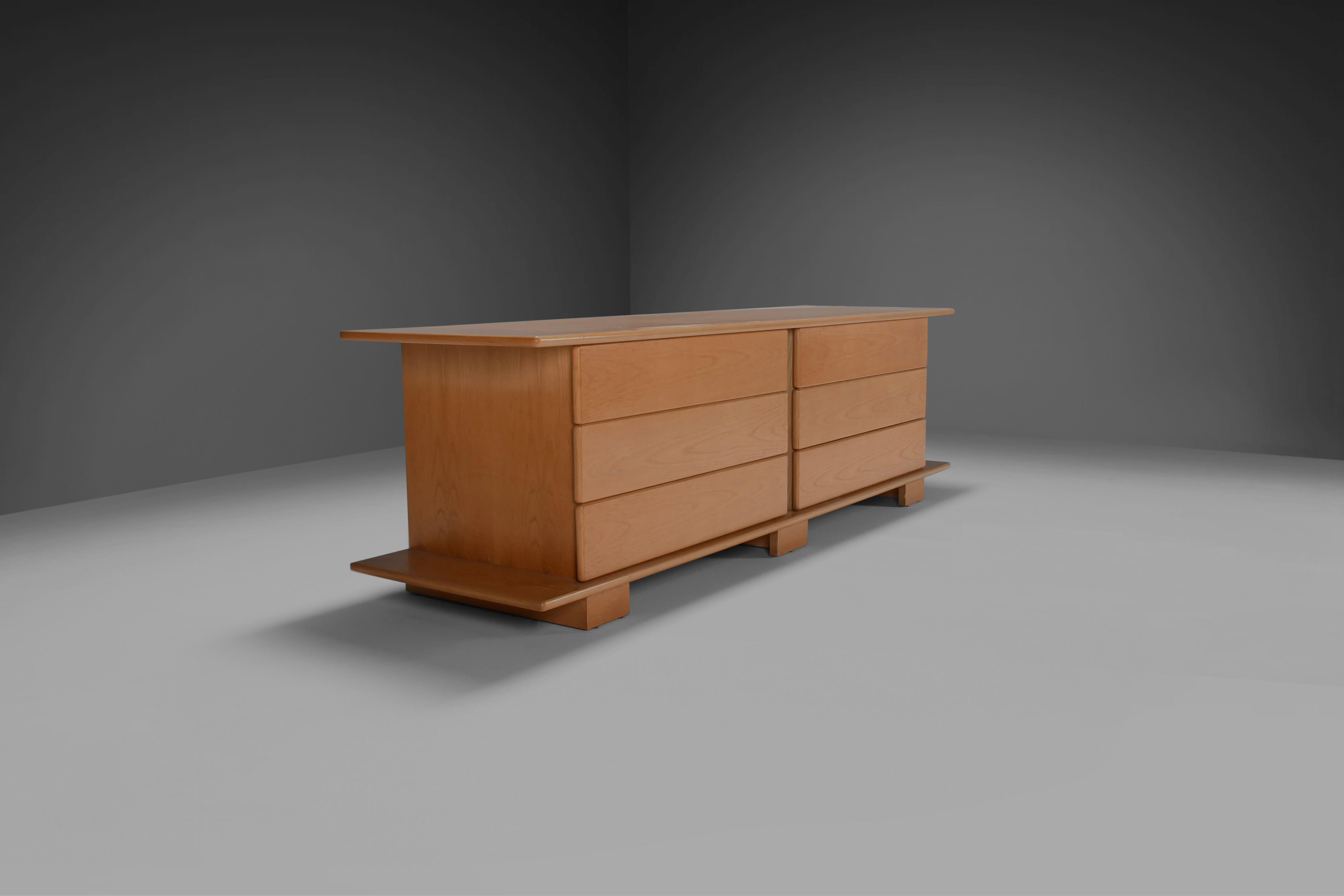 1970s Italian Sideboard in Beech Veneer with Six Drawers In Good Condition For Sale In Echt, NL