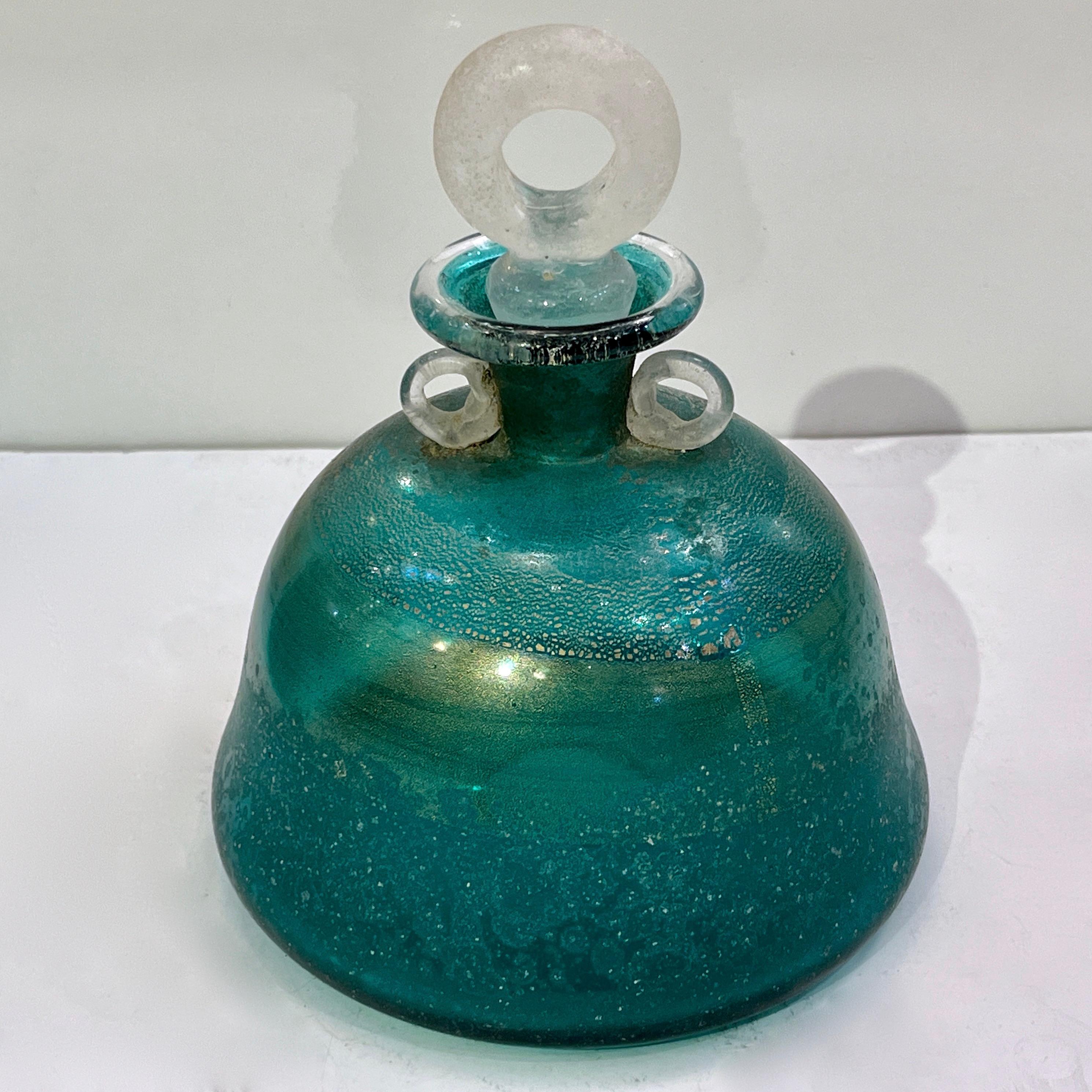 1970 Italian Signed Scavo Murano Glass Green Bottles with Handles and Stoppers (Bouteilles vertes en verre de Murano signées Scavo avec poignées et bouchons) en vente 4