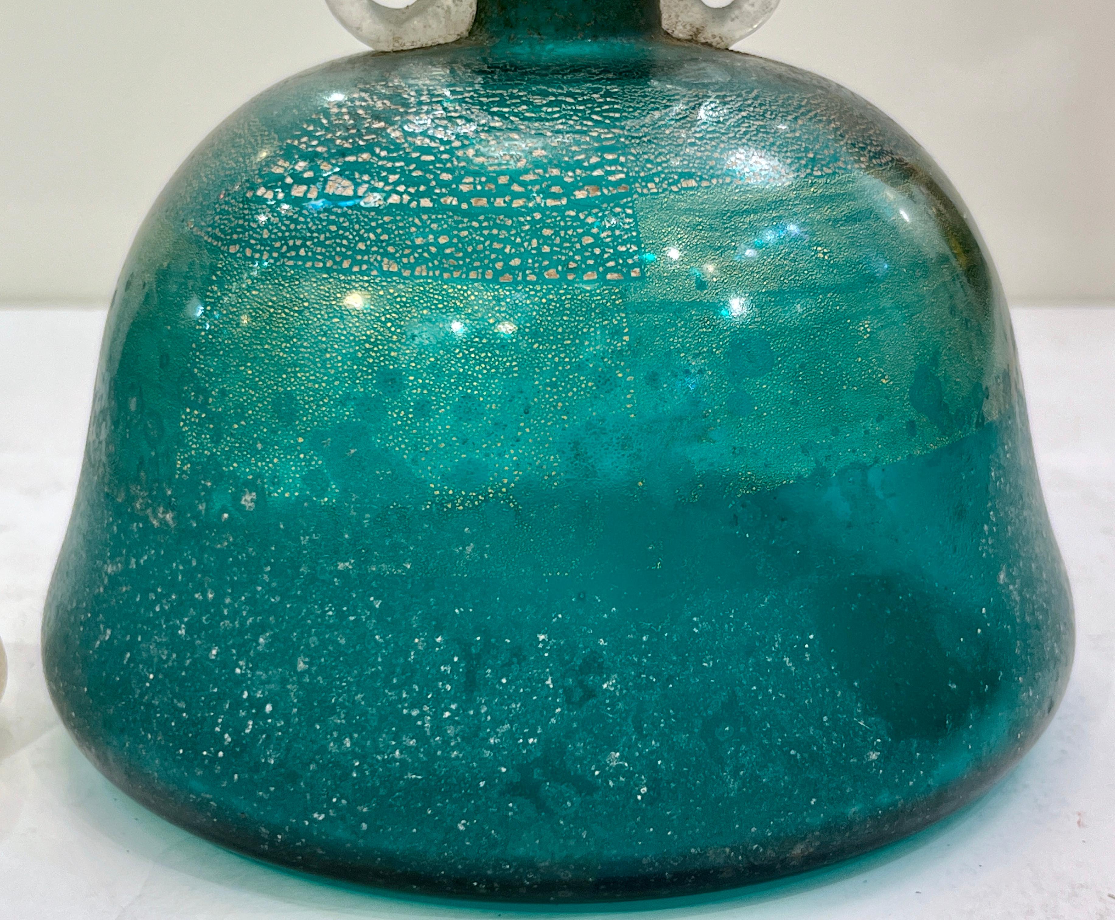 Botellas verdes de cristal de Murano firmadas por Scavo (Italia) de los años 70, con asas y tapones en venta 6