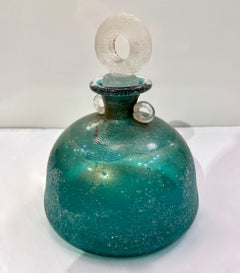 1970 Italian Signed Scavo Murano Glass Green Bottles with Handles and Stoppers (Bouteilles vertes en verre de Murano signées Scavo avec poignées et bouchons)