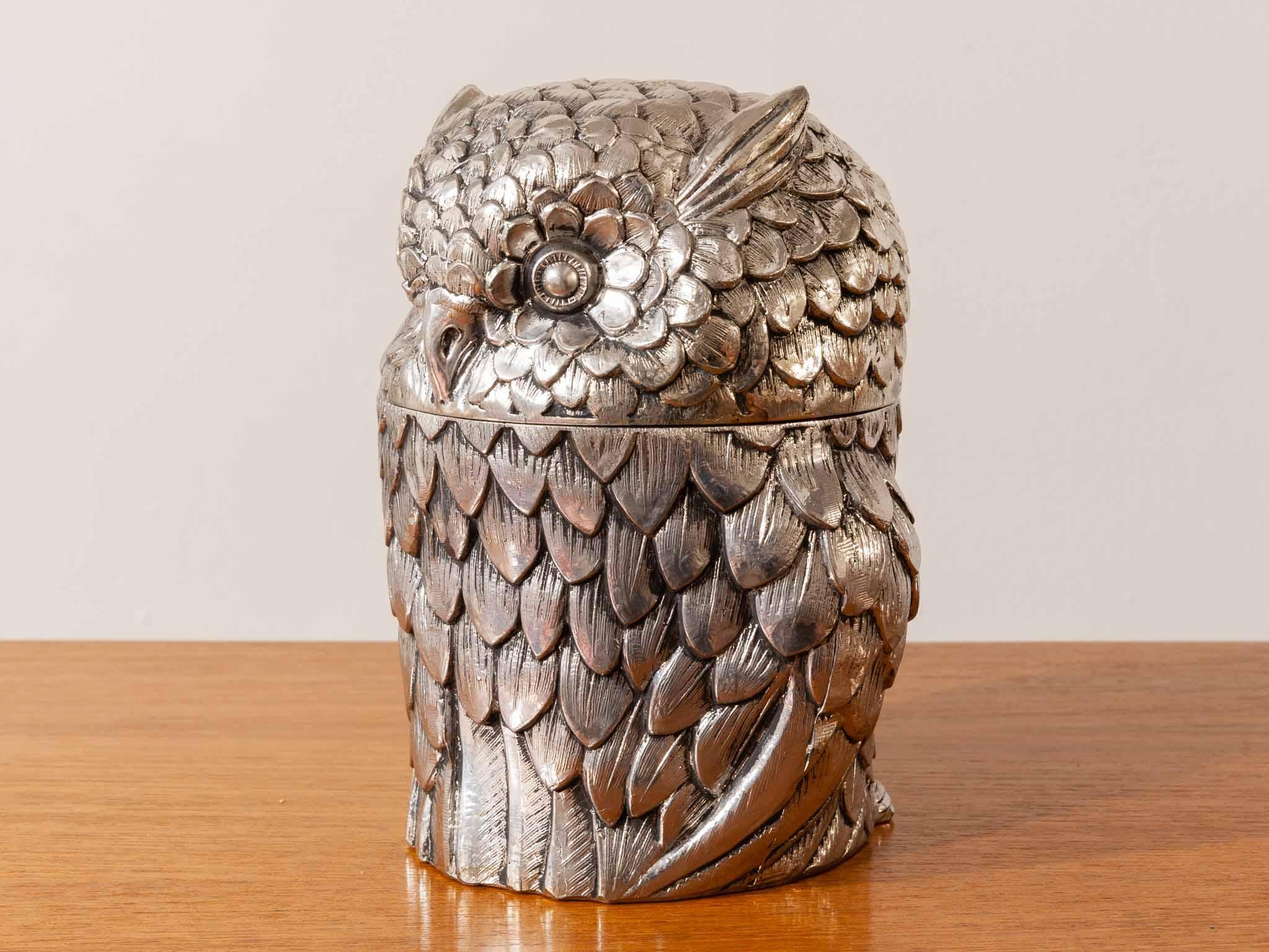 1970s Mauro Manetti Italian owl shaped ice-bucket. The makers mark is located on the base M/M R 15. Made in Italy with the M/M standing for Mauro Manetti. In excellent vintage condition. The ice-bucket also has it's original removable liner to hold
