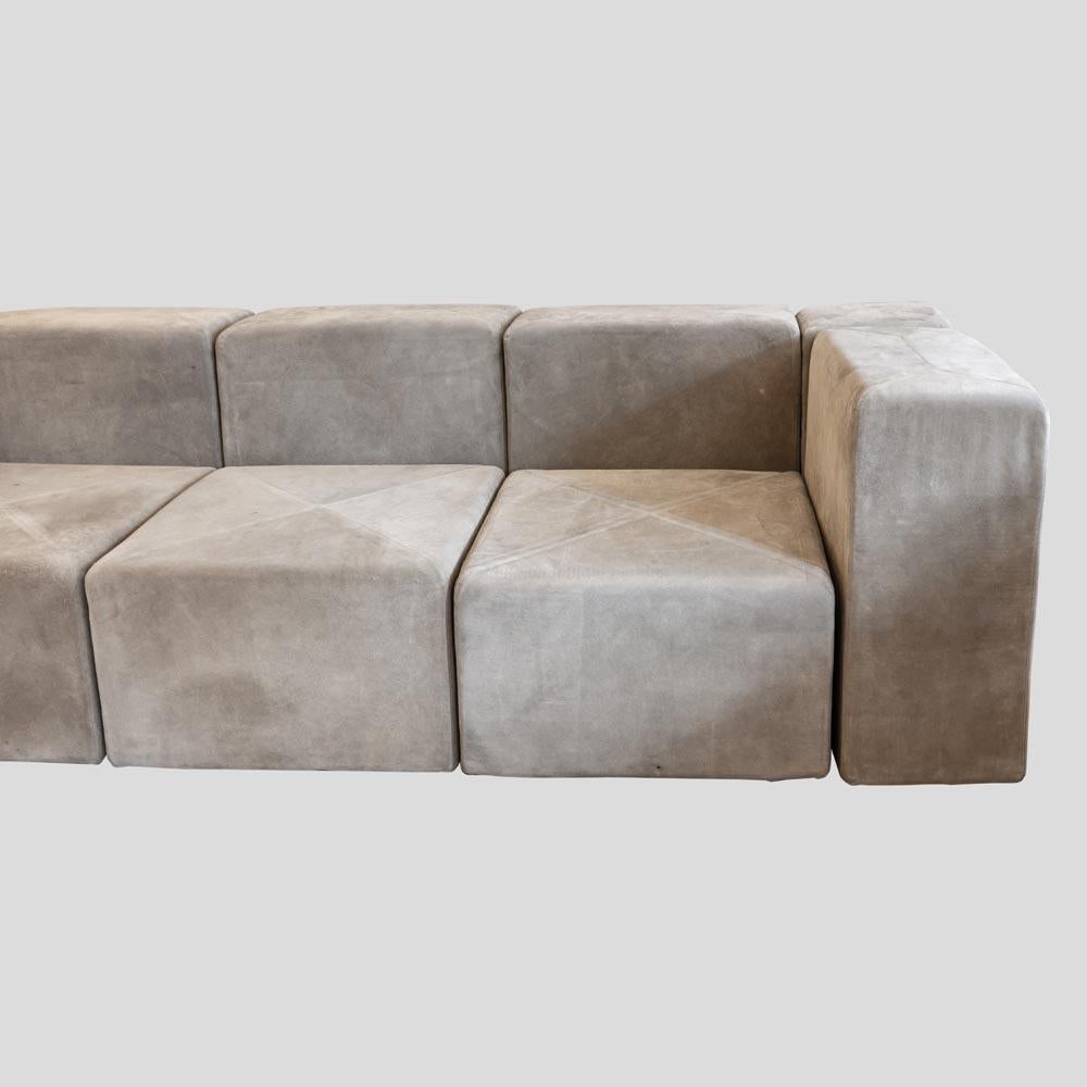 Questo divano modulare vintage, piuttosto raro, è una splendida espressione iconica del design italiano degli anni Settanta.
 Questo in particolare 