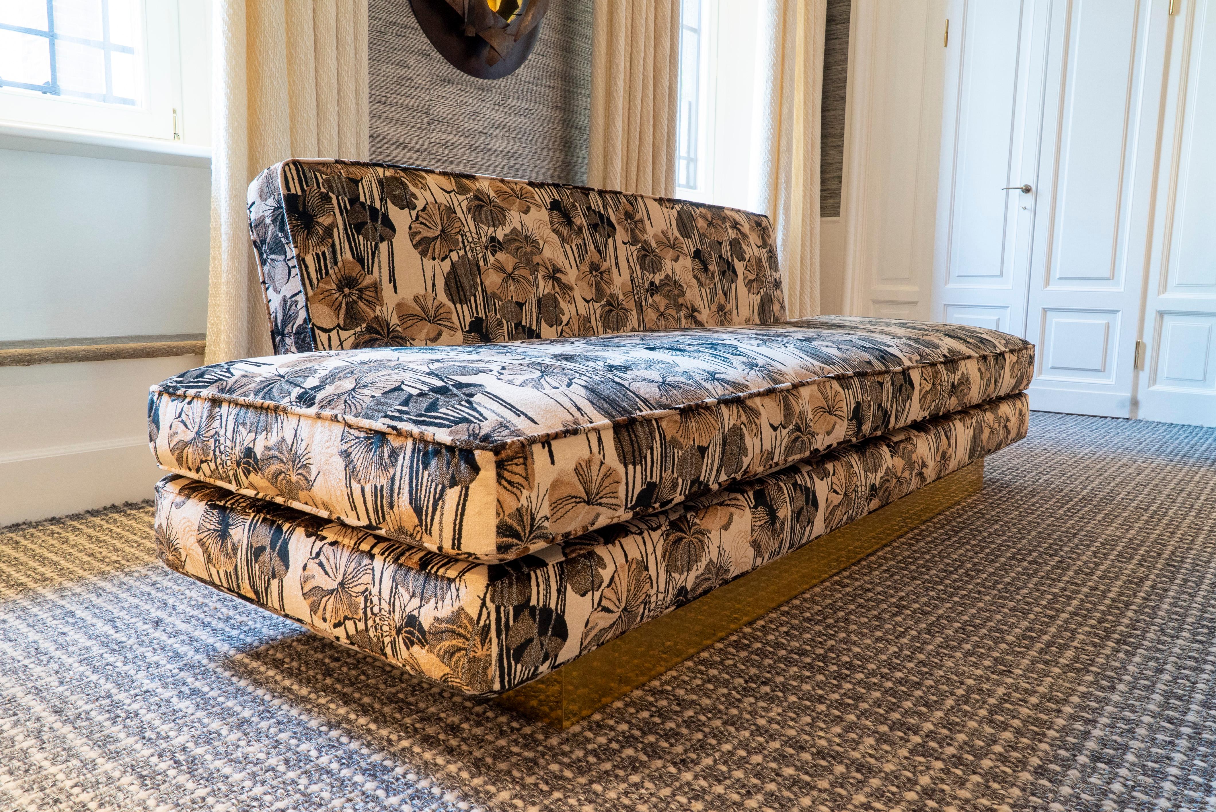 1970s Italian sofa, original structure newly reupholstered in 1960s vintage floral velvet fabric, natural brass base with perfect vintage patina.
       