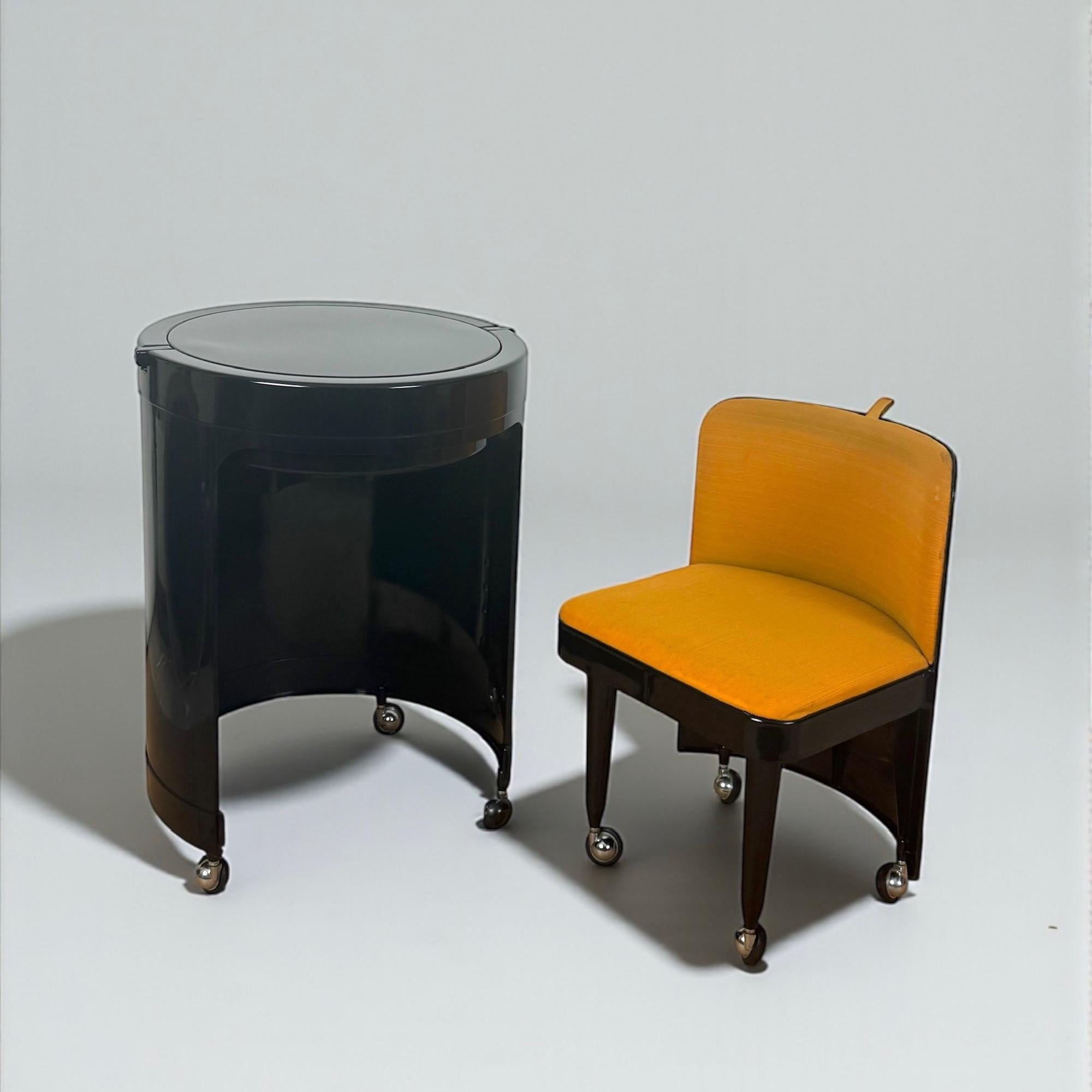 Tocador italiano Soft-Form de plástico moldeado marrón, años 70, Fanini Fain en venta 4