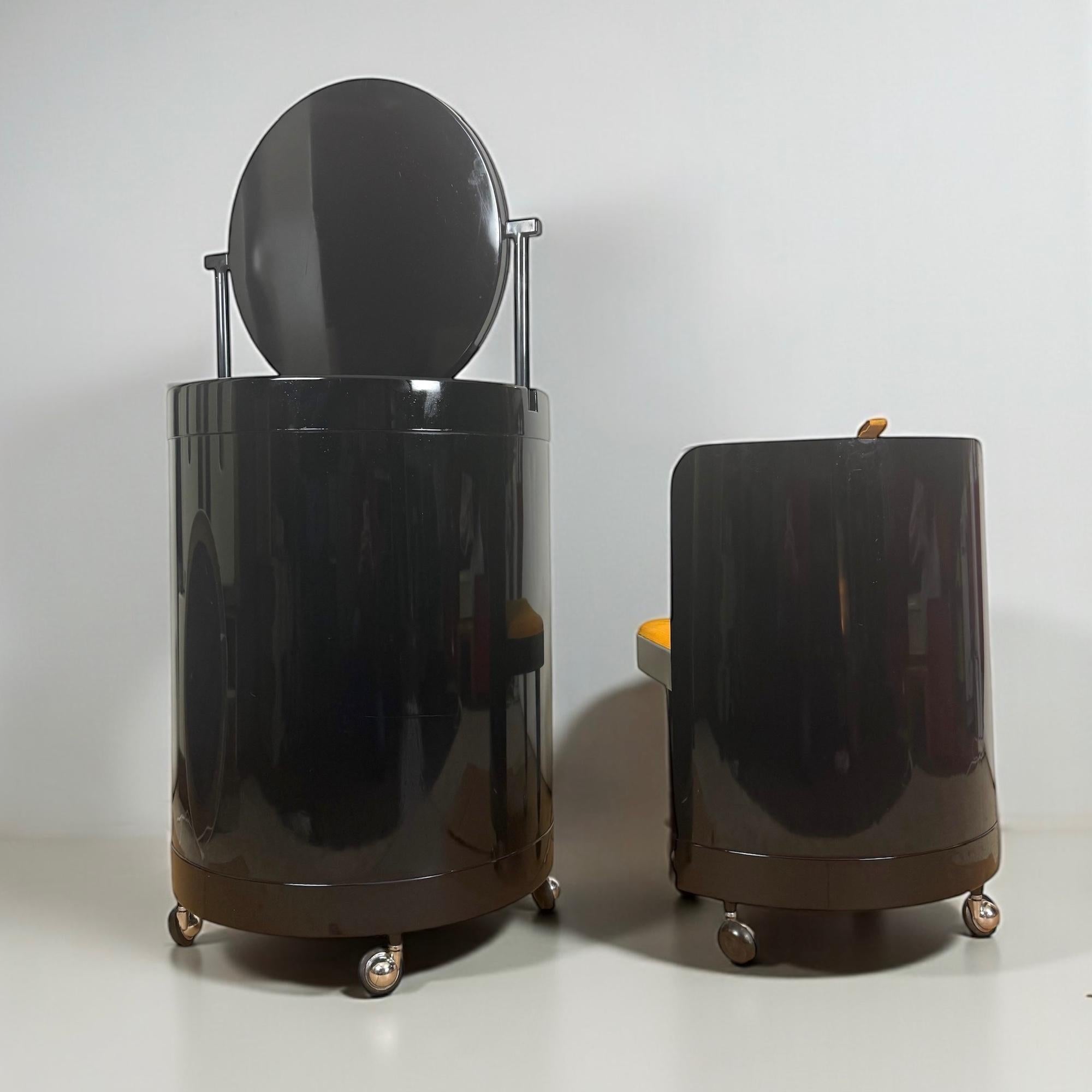 Tocador italiano Soft-Form de plástico moldeado marrón, años 70, Fanini Fain en venta 8