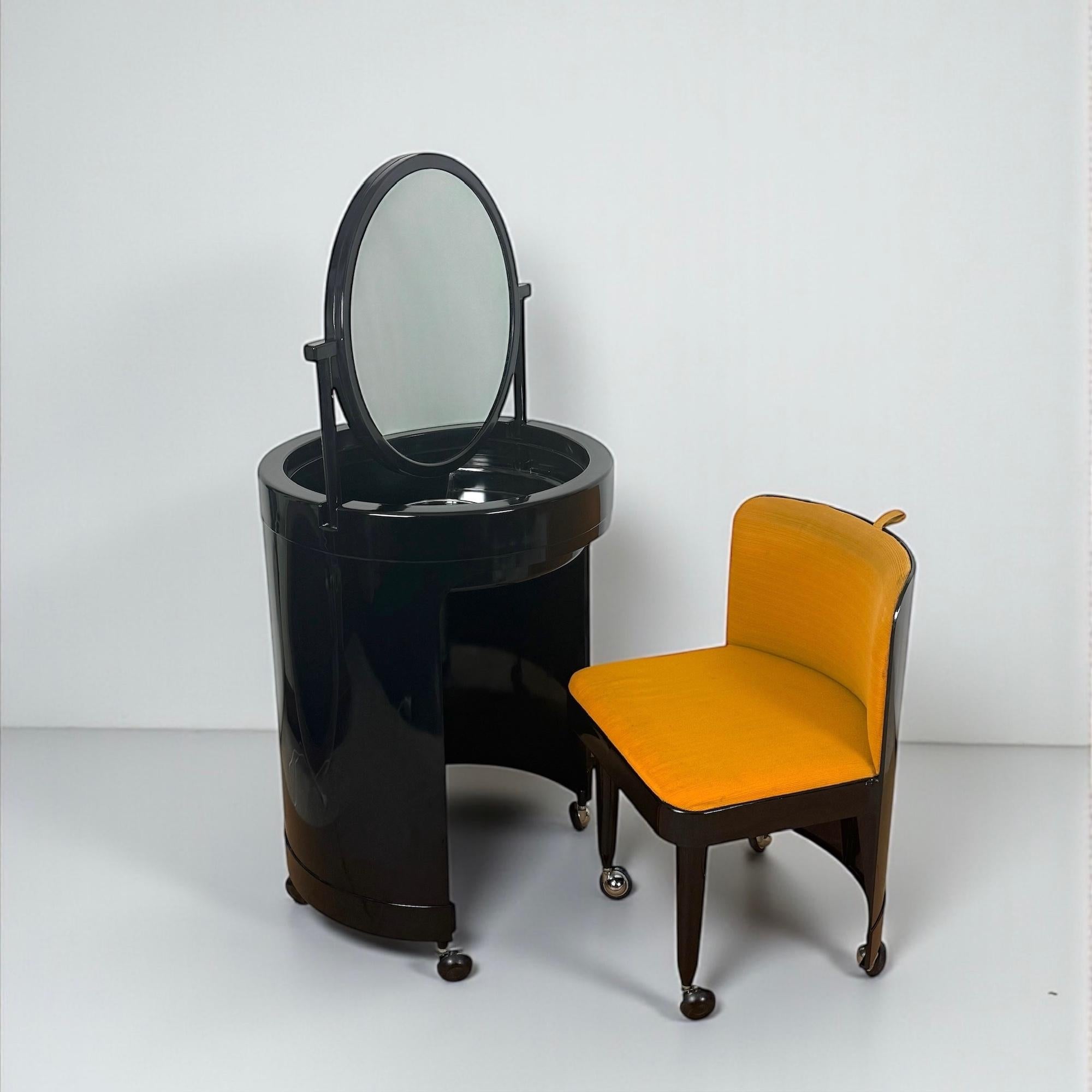 Tocador italiano Soft-Form de plástico moldeado marrón, años 70, Fanini Fain Italiano en venta