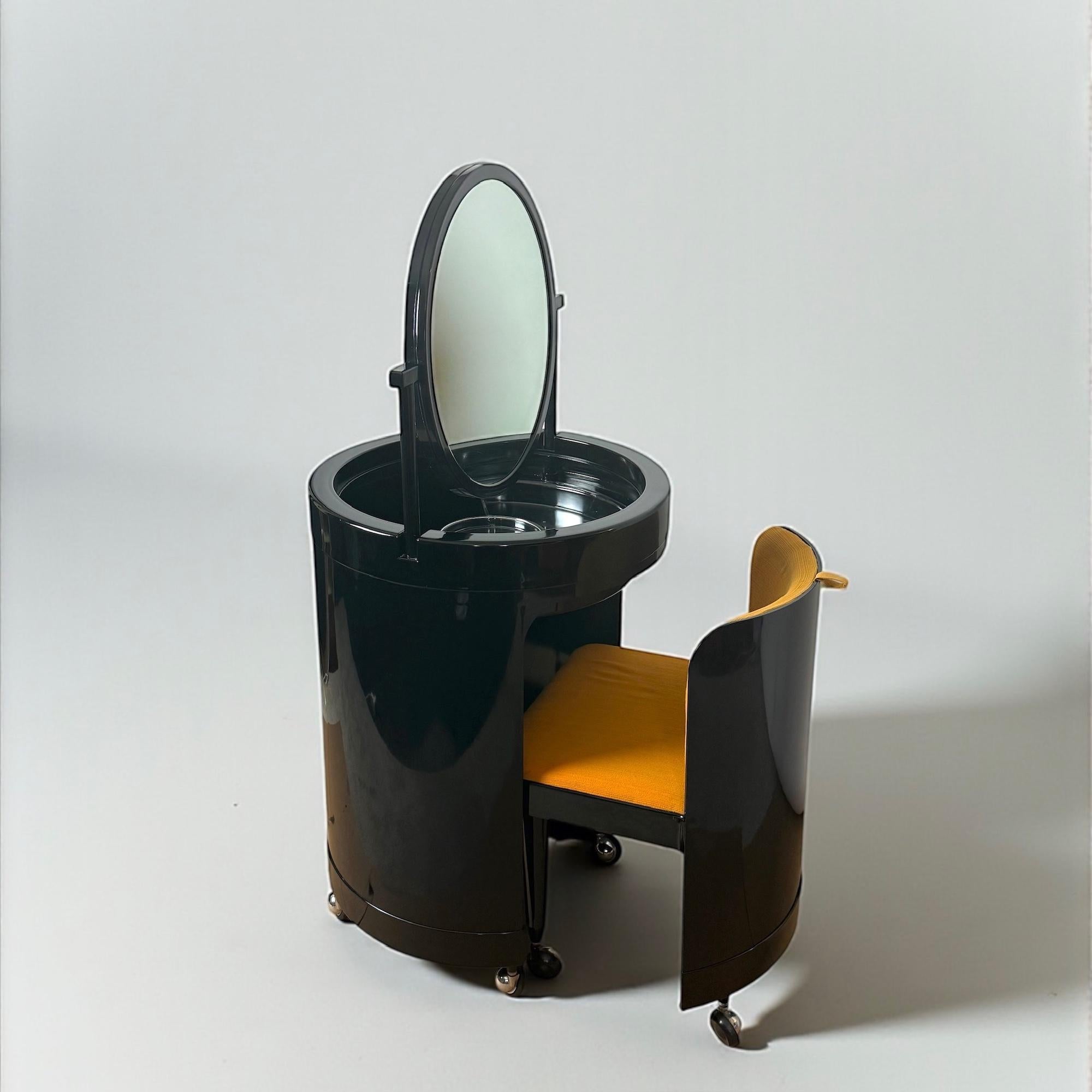 Tocador italiano Soft-Form de plástico moldeado marrón, años 70, Fanini Fain en Bueno estado para la venta en San Benedetto Del Tronto, IT