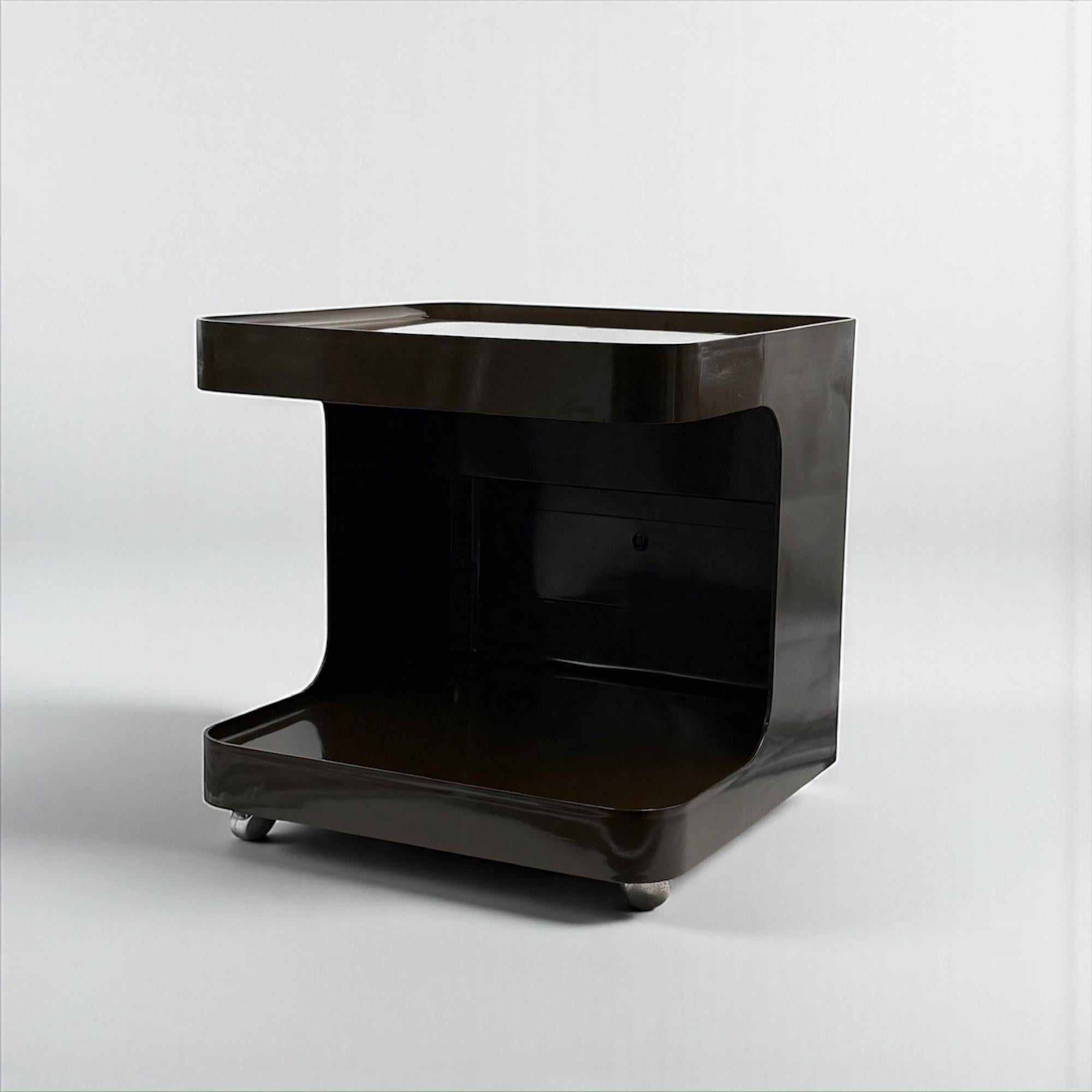 Un raro carrello da bar dell'era spaziale disegnato da Marcello Siard per Collezioni Longato, in Italia, negli anni Settanta. Questo carrello scultoreo fa parte della serie Game, una linea che ha catturato la sperimentazione giocosa del design