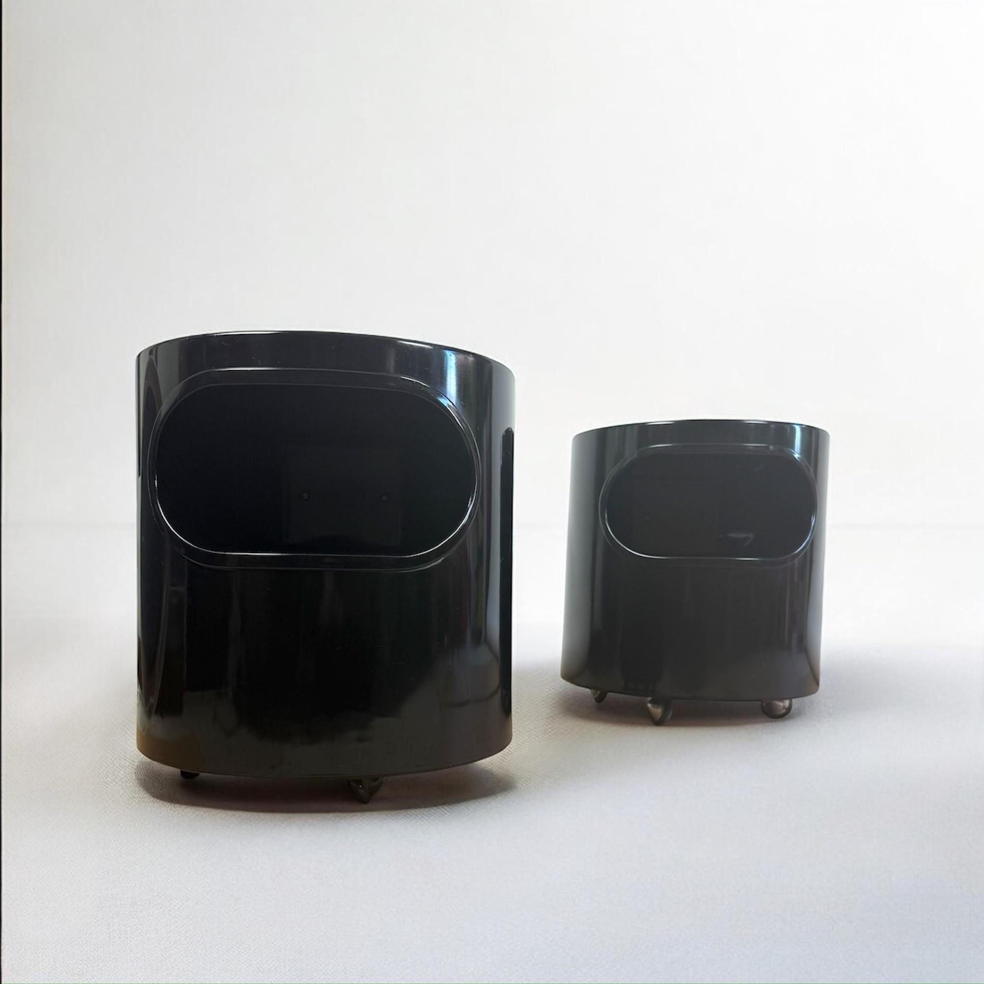 1970er Italienische Space Age Giano Vano Schwarz Beistelltische von Artemide Satz von 2 (Kunststoff) im Angebot