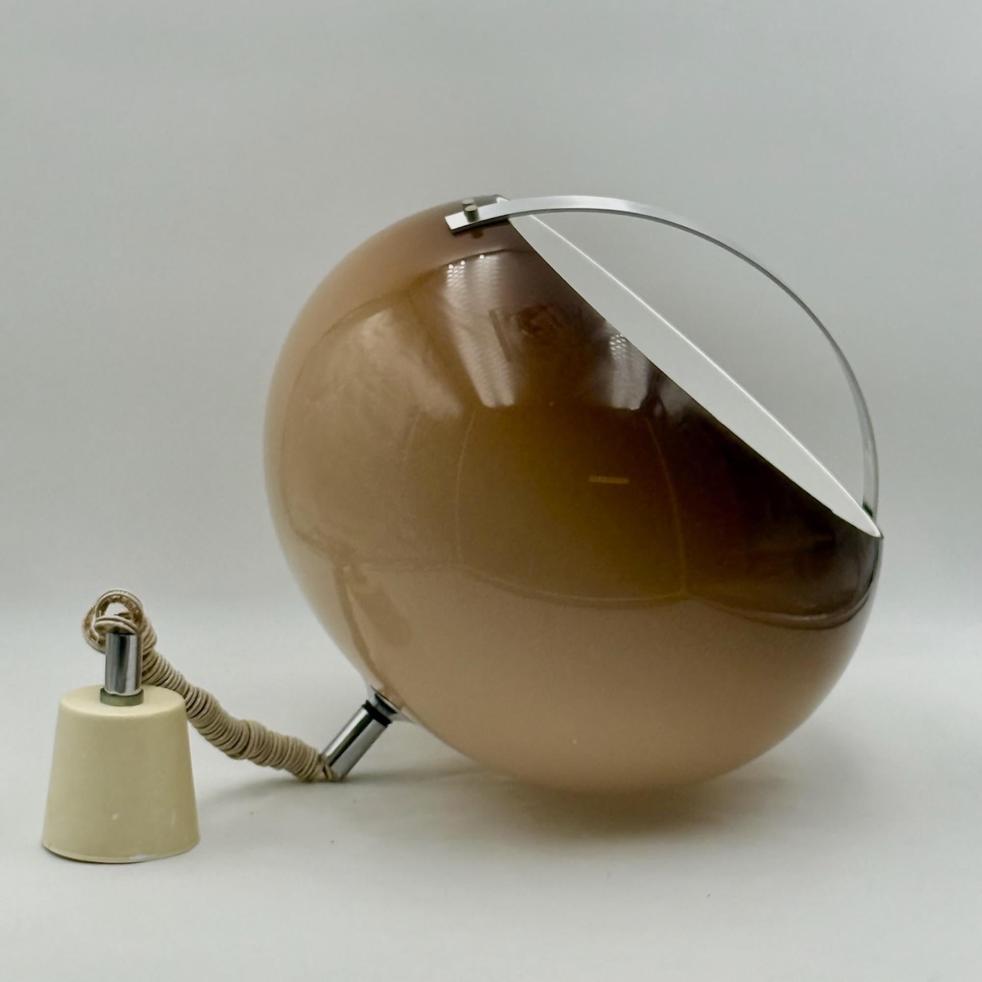 Plafond en méthacrylate des années 1970 de l'A Space avec dôme marron dégradé en vente 2