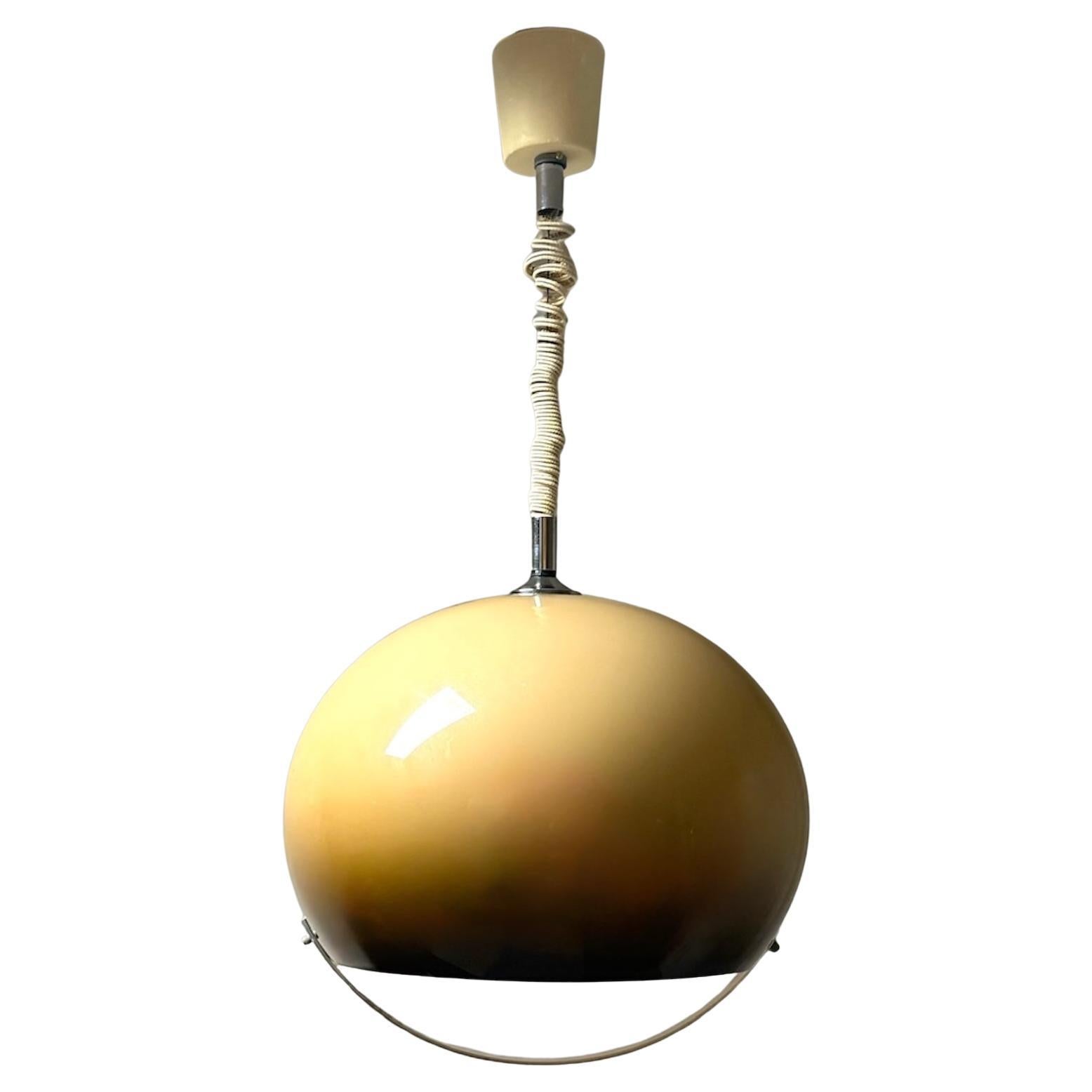 Plafond en méthacrylate des années 1970 de l
A Space avec dôme marron dégradé en vente