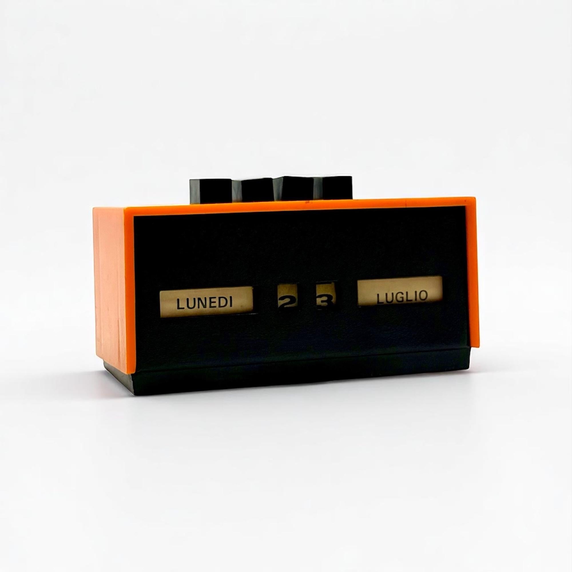1970s Italian Space Age Perpetual Calendar – Orange Plastic, UK Reg. In Good Condition For Sale In San Benedetto Del Tronto, IT