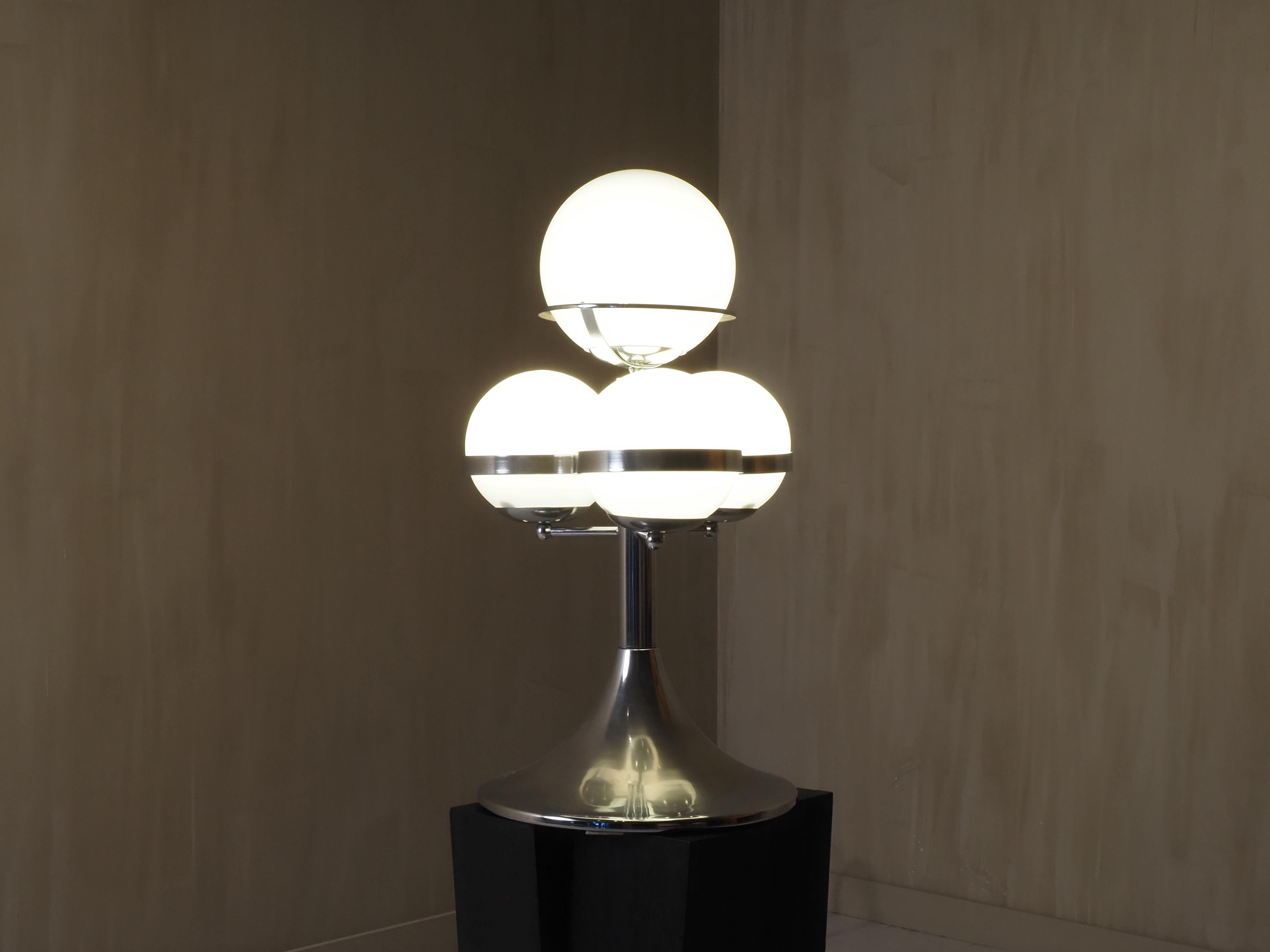 Lampe de table italienne de l'ère spatiale des années 1970 en vente 4