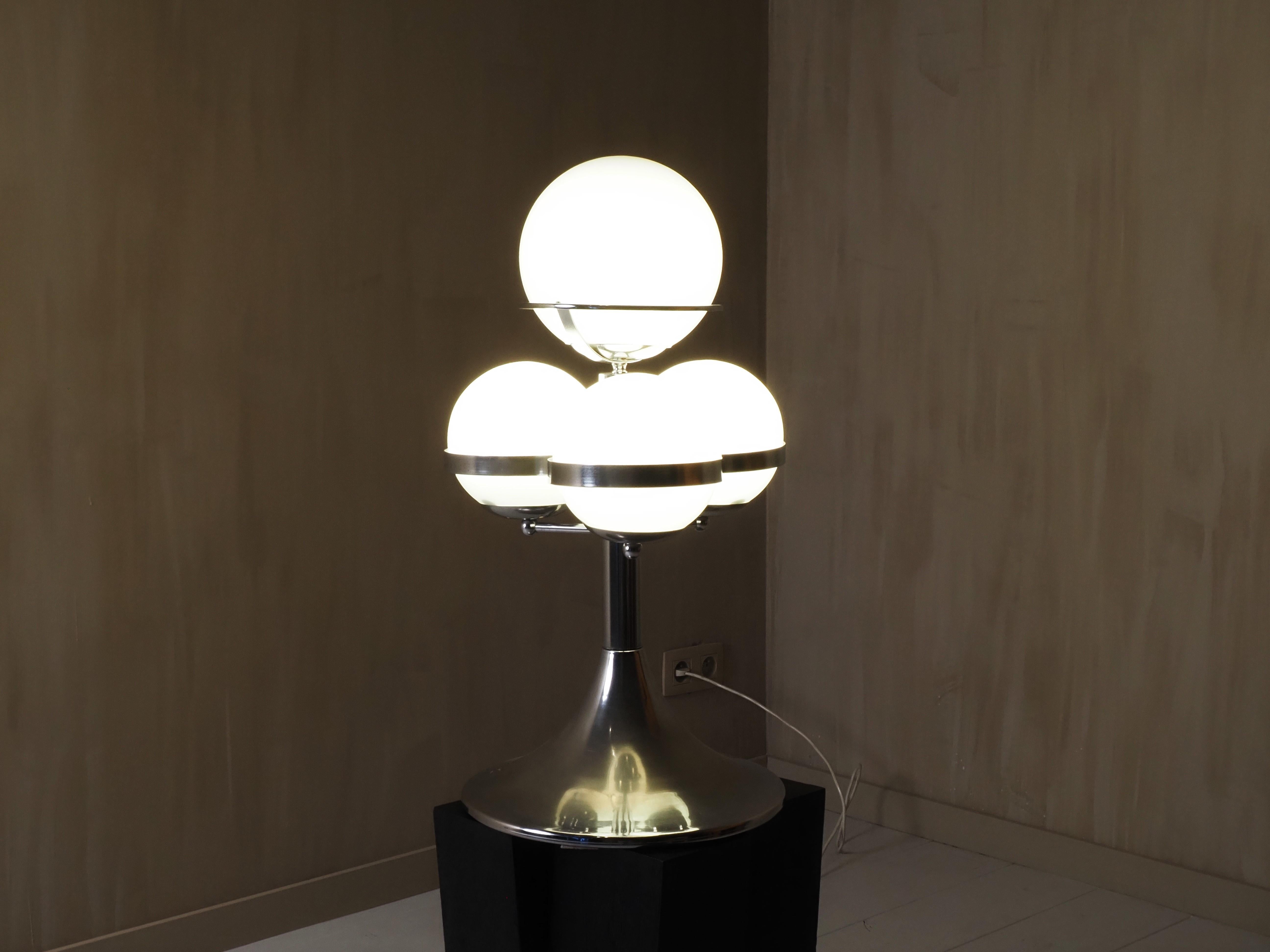 Lampe de table italienne de l'ère spatiale des années 1970 en vente 5