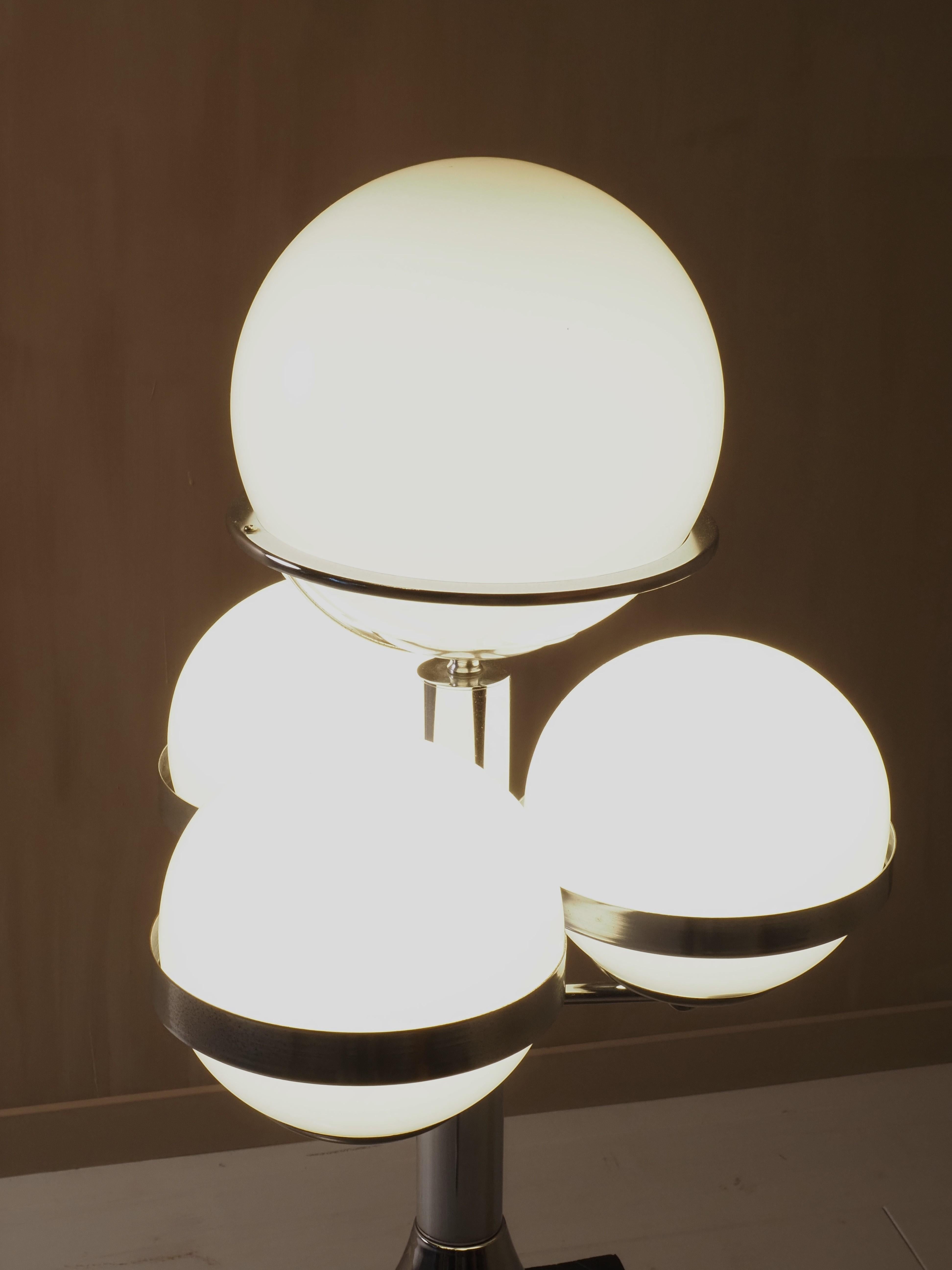 Lampe de table italienne de l'ère spatiale des années 1970 en vente 6