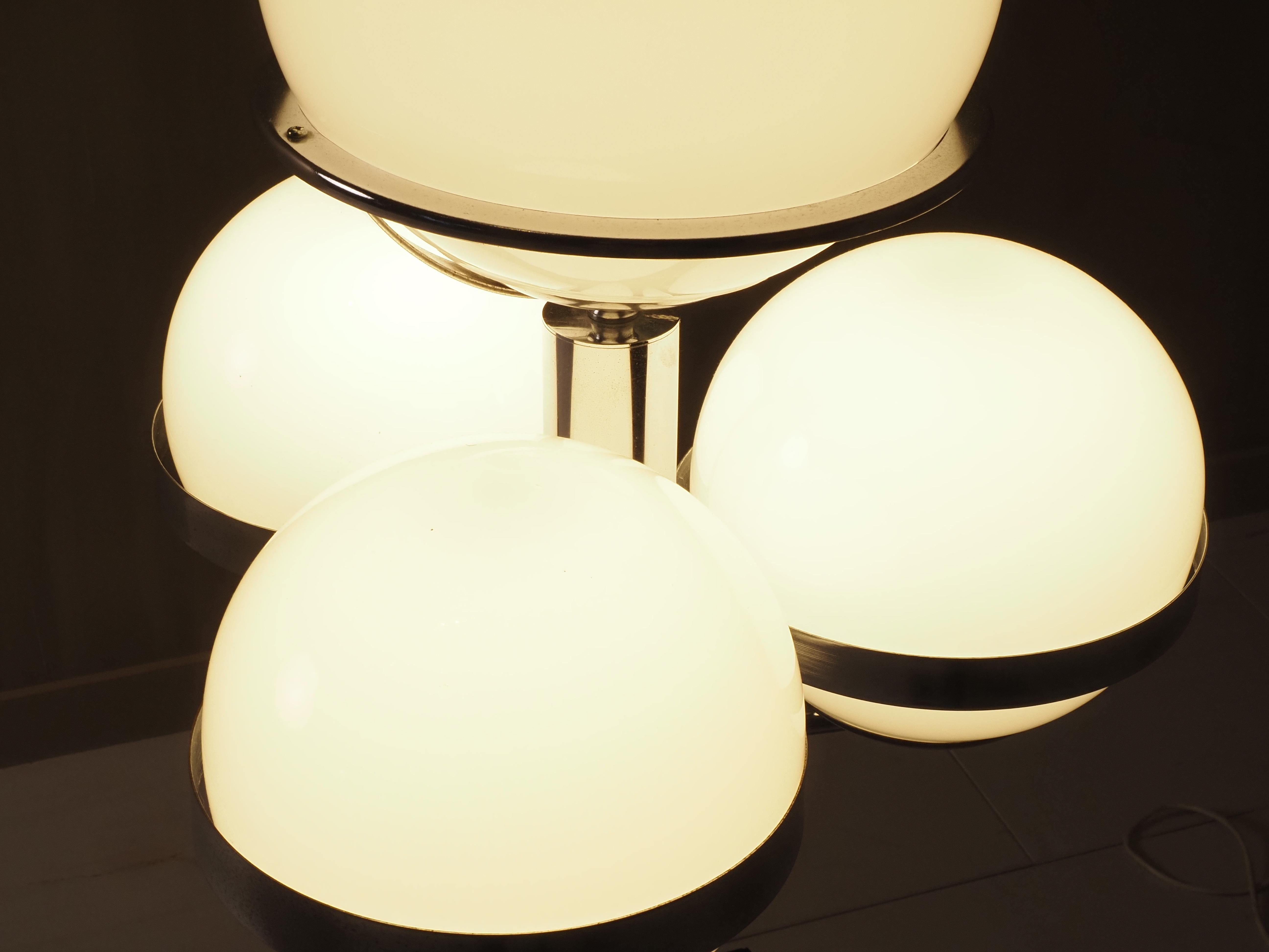 Lampe de table italienne de l'ère spatiale des années 1970 en vente 8