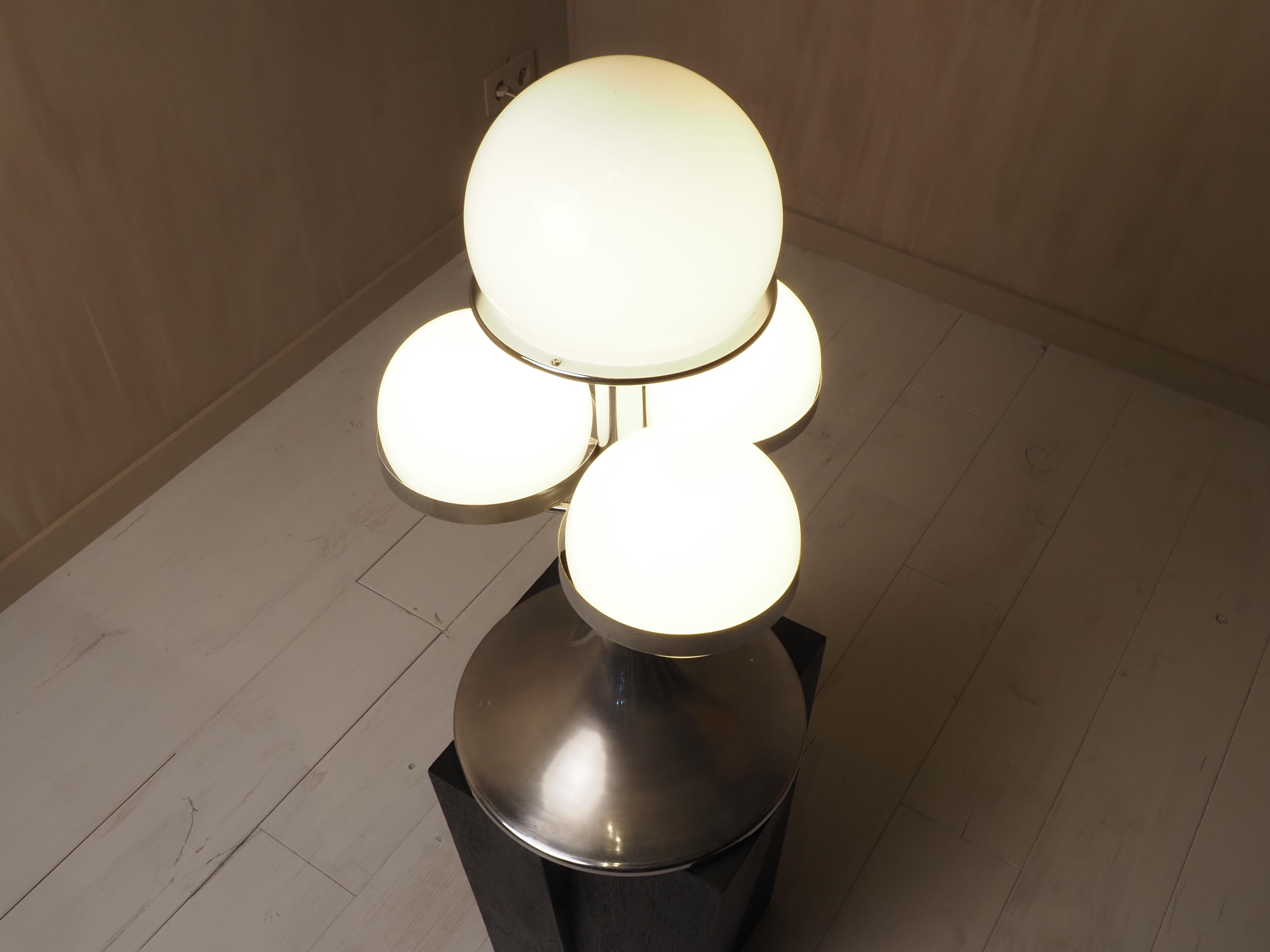 Lampe de table italienne de l'ère spatiale des années 1970 en vente 10