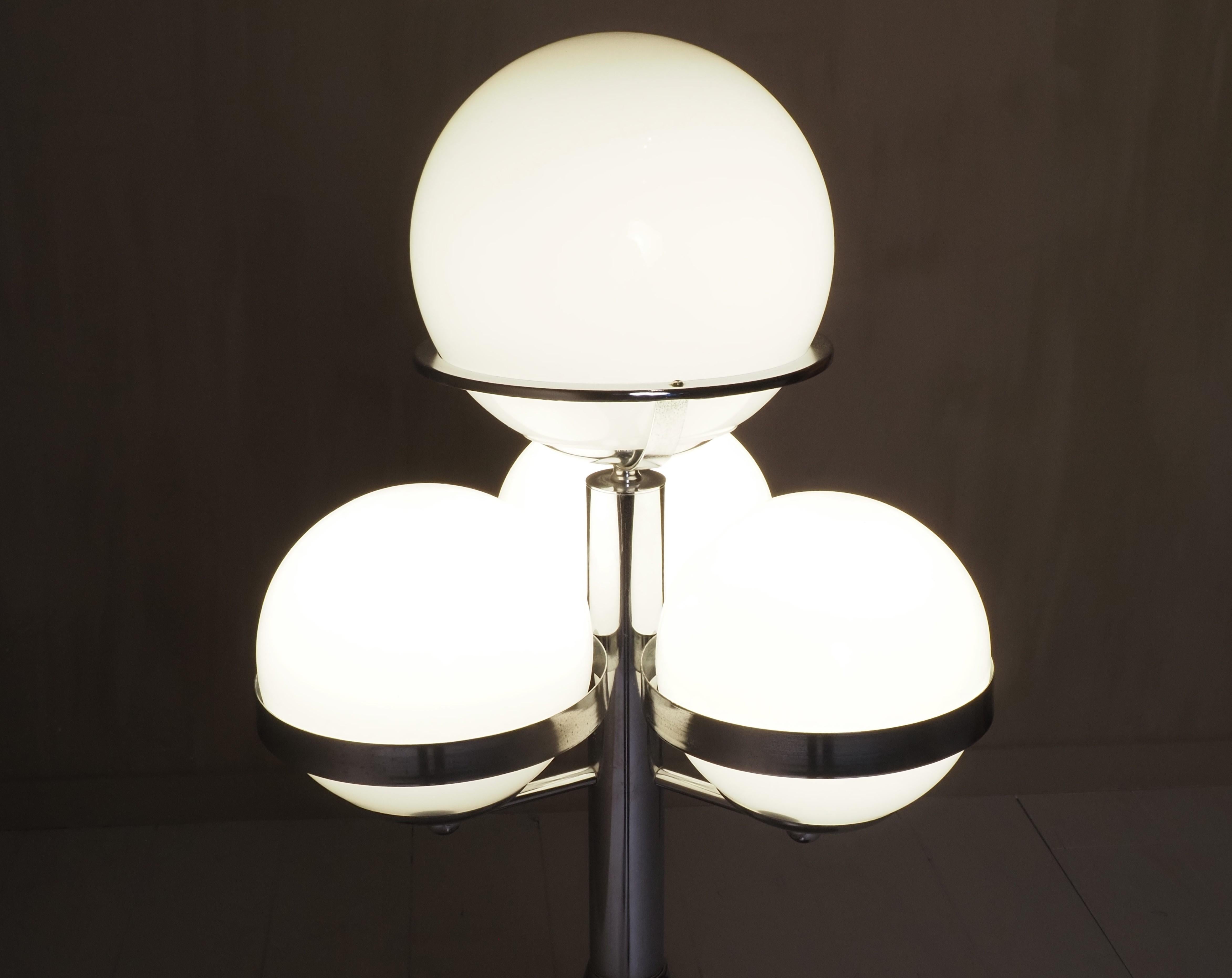 Lampe de table italienne de l'ère spatiale des années 1970 en vente 11