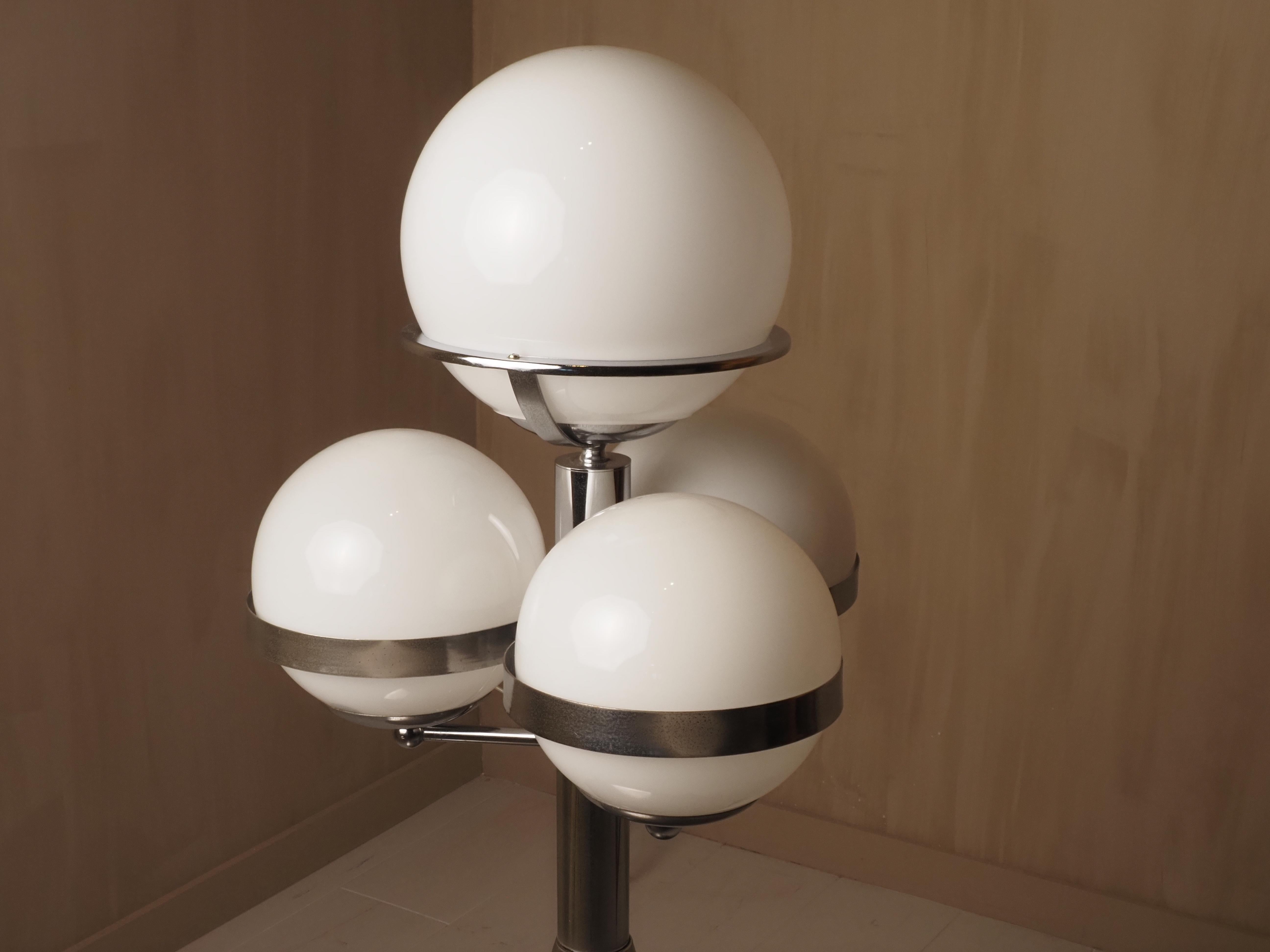 Lampe de table italienne de l'ère spatiale des années 1970 en vente 12