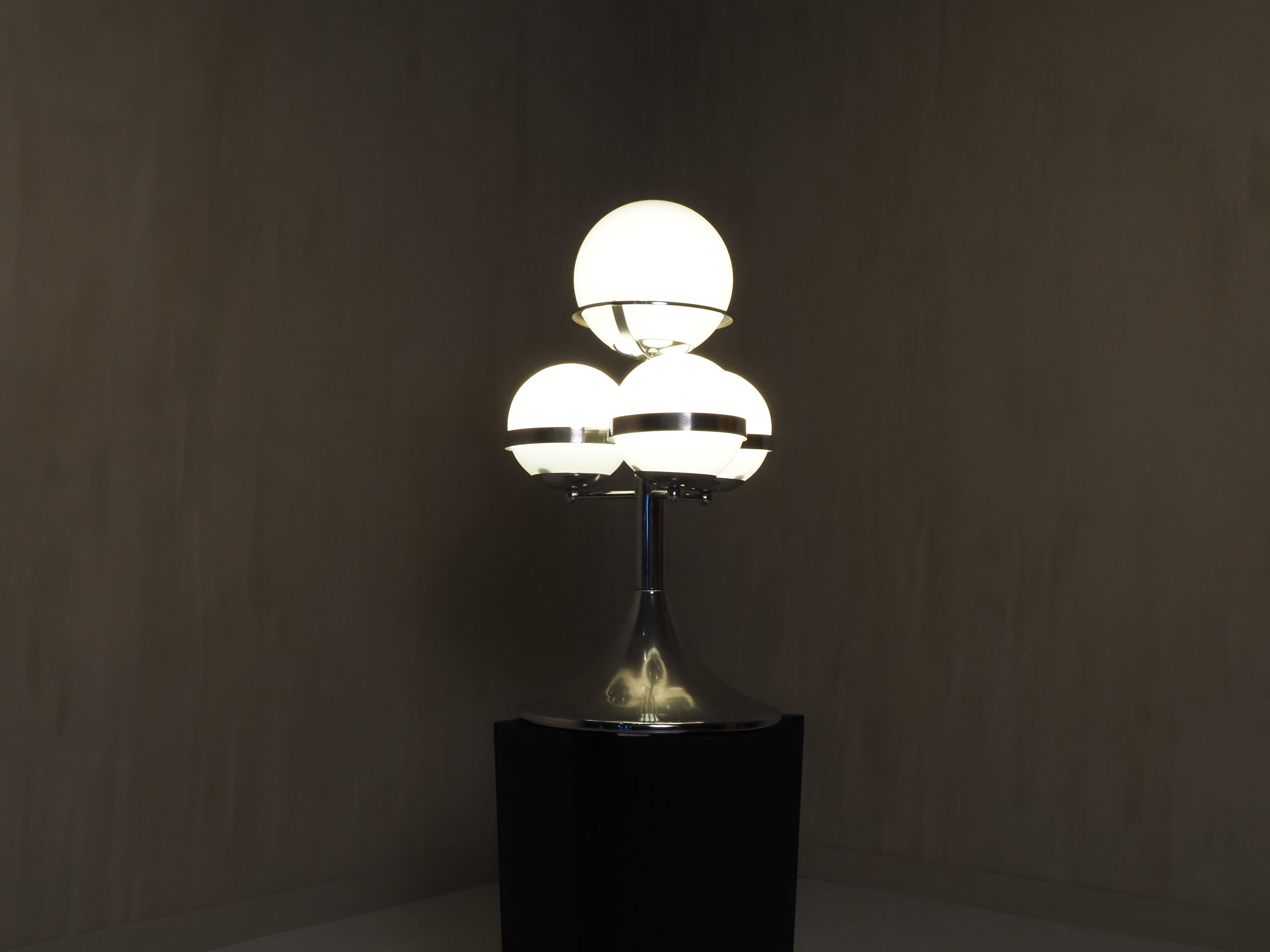 Lampe de table italienne de style space age. Les lampes en verre opalin donnent une grande atmosphère. 