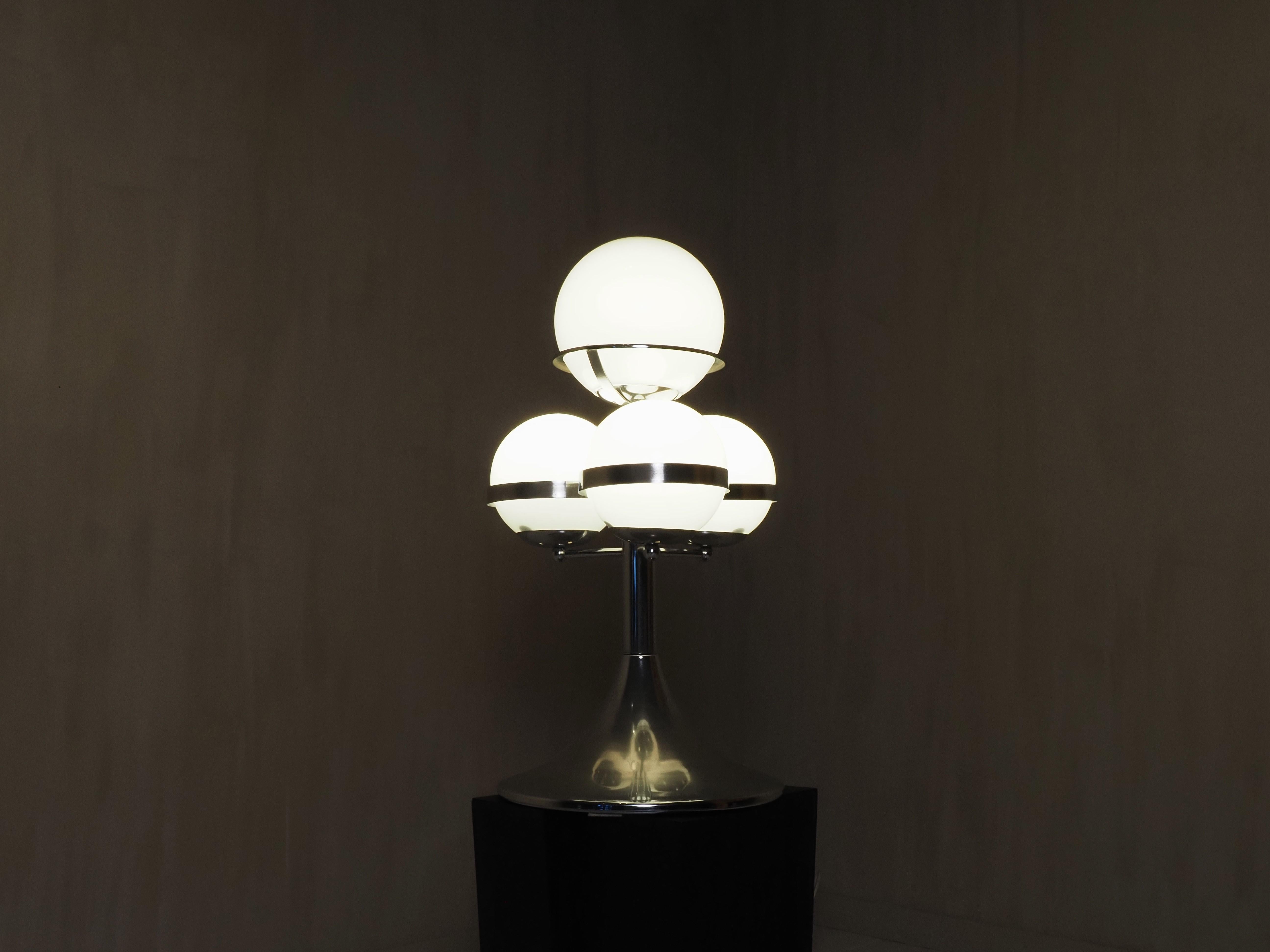 Ère spatiale Lampe de table italienne de l'ère spatiale des années 1970 en vente